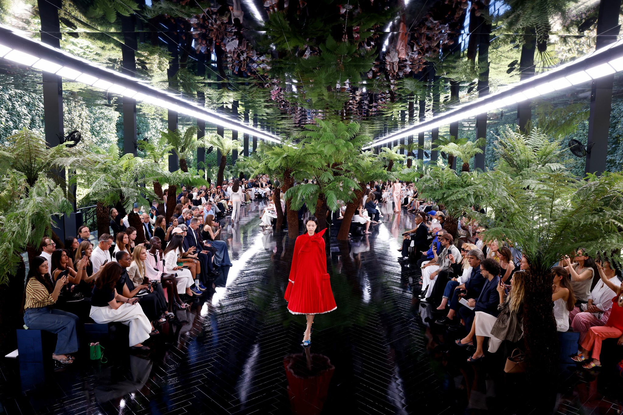 Vestidos que parecen esculturas, los bolsos más bonitos del otoño y la elegancia de monsieur Dior, Anderon nos hace soñar con el desfile de Alta Costura más exquisito