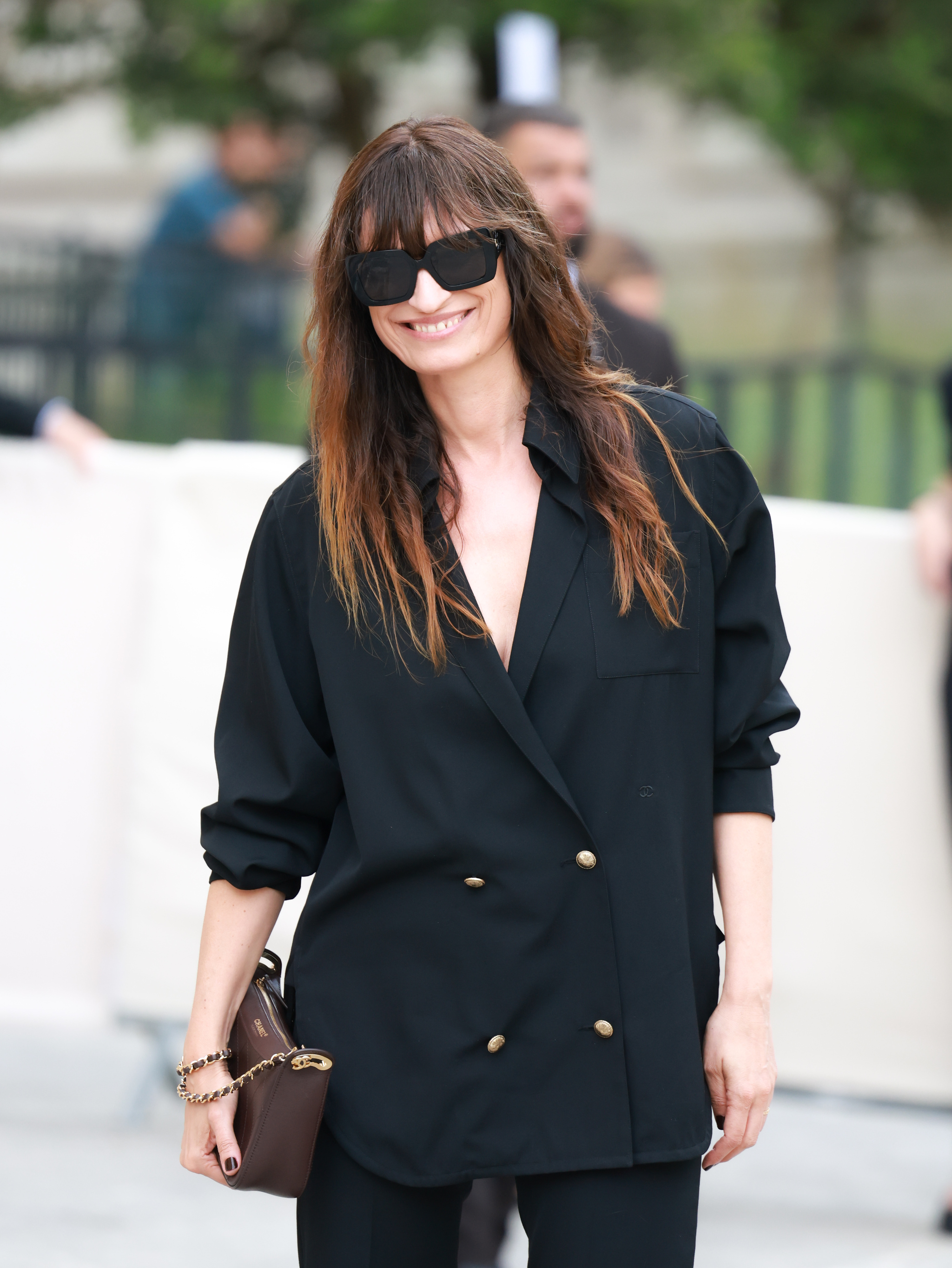 De la musa de todas las parisinas a la actriz de 68 años que mejor ha entendido el uniforme (moderno) Chanel: las invitadas más elegantes al segundo desfile de Alta Costura de Blazy
