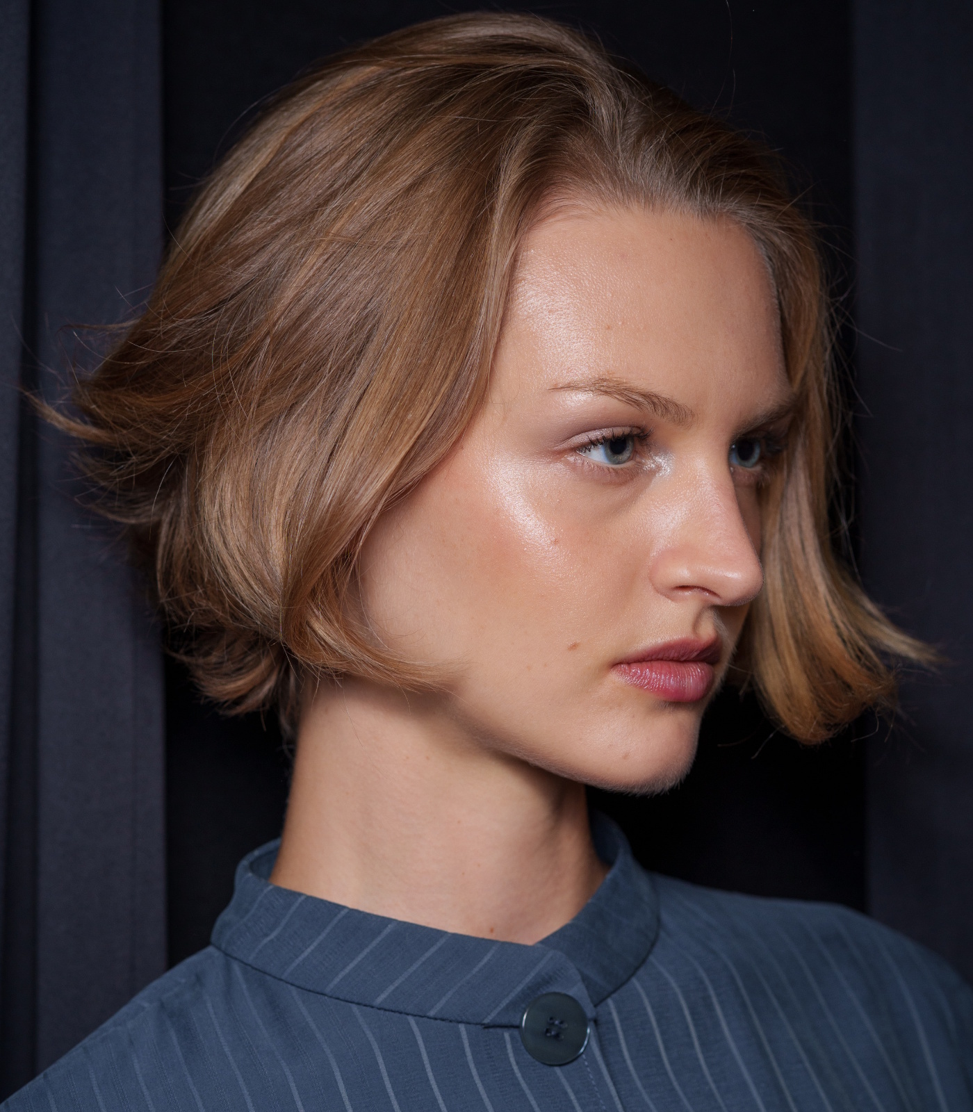 La tendencia blowout también llega a las melenas más cortas con cortes bob como muestra Emporio Armani.