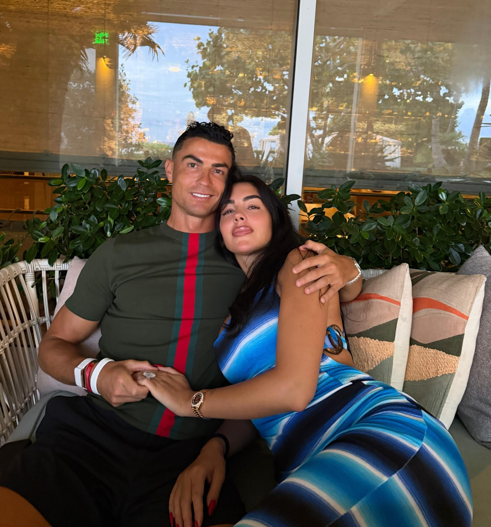 Georgina Rodríguez y Cristiano Ronaldo renuncian al vestido y el chaqué y se casan en el salón de su casa con dos impecables trajes de Gucci