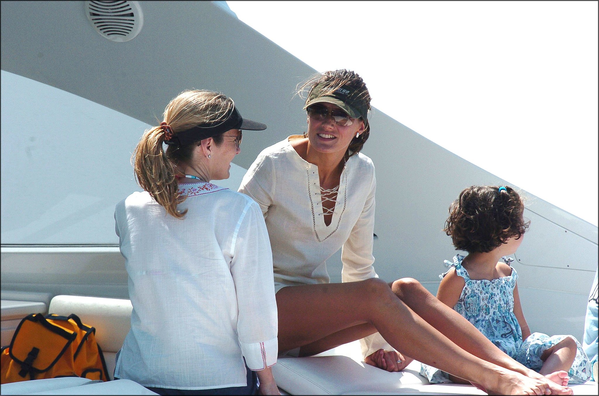 En el año 2004 la reina Letizia ya llevó en Mallorca el vestido más cómodo y tendencia del verano (que puedes encontrar en Massimo Dutti)