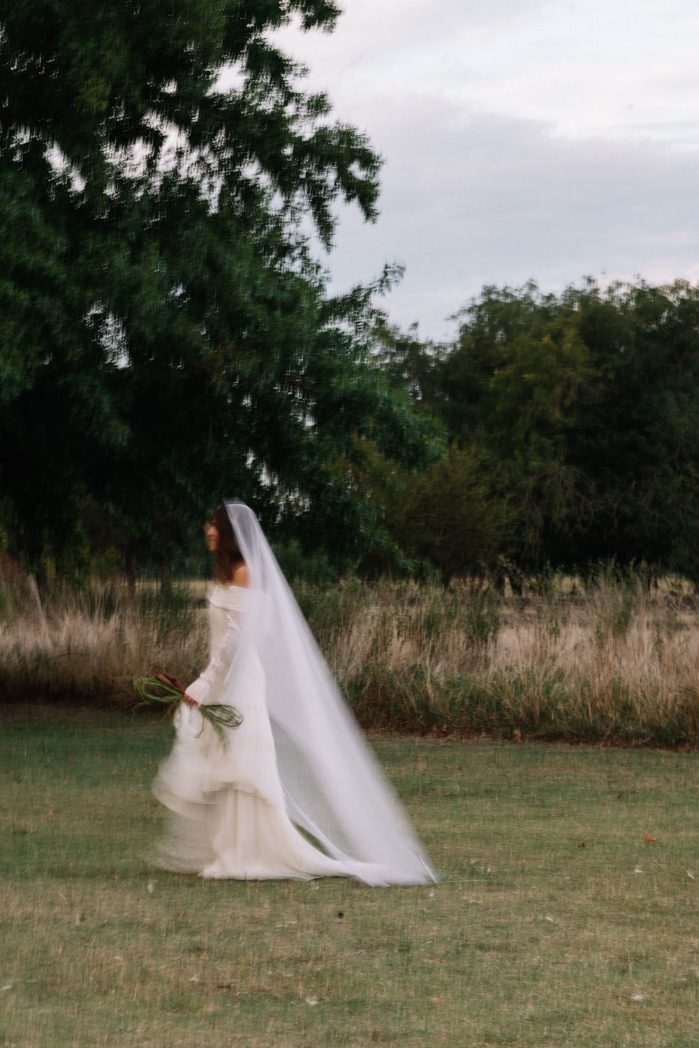 La boda bohemia de Juani y Micaela en Argentina con marcada impronta española en el catering, en la música y en el vestido de novia