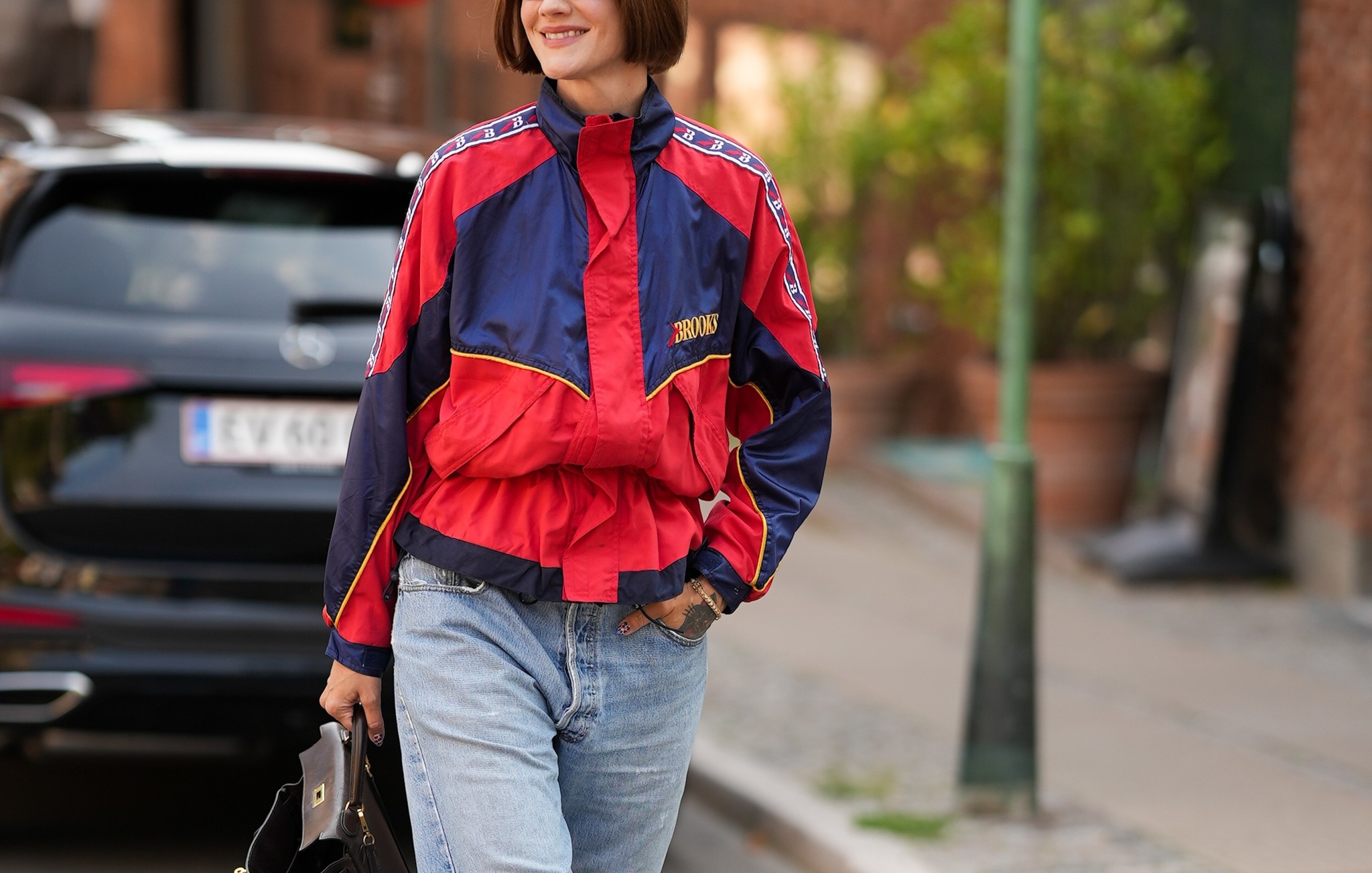 La chaqueta estrella de la temporada es la deportiva y este es el manual de uso de las expertas en moda para tus looks con más rollo