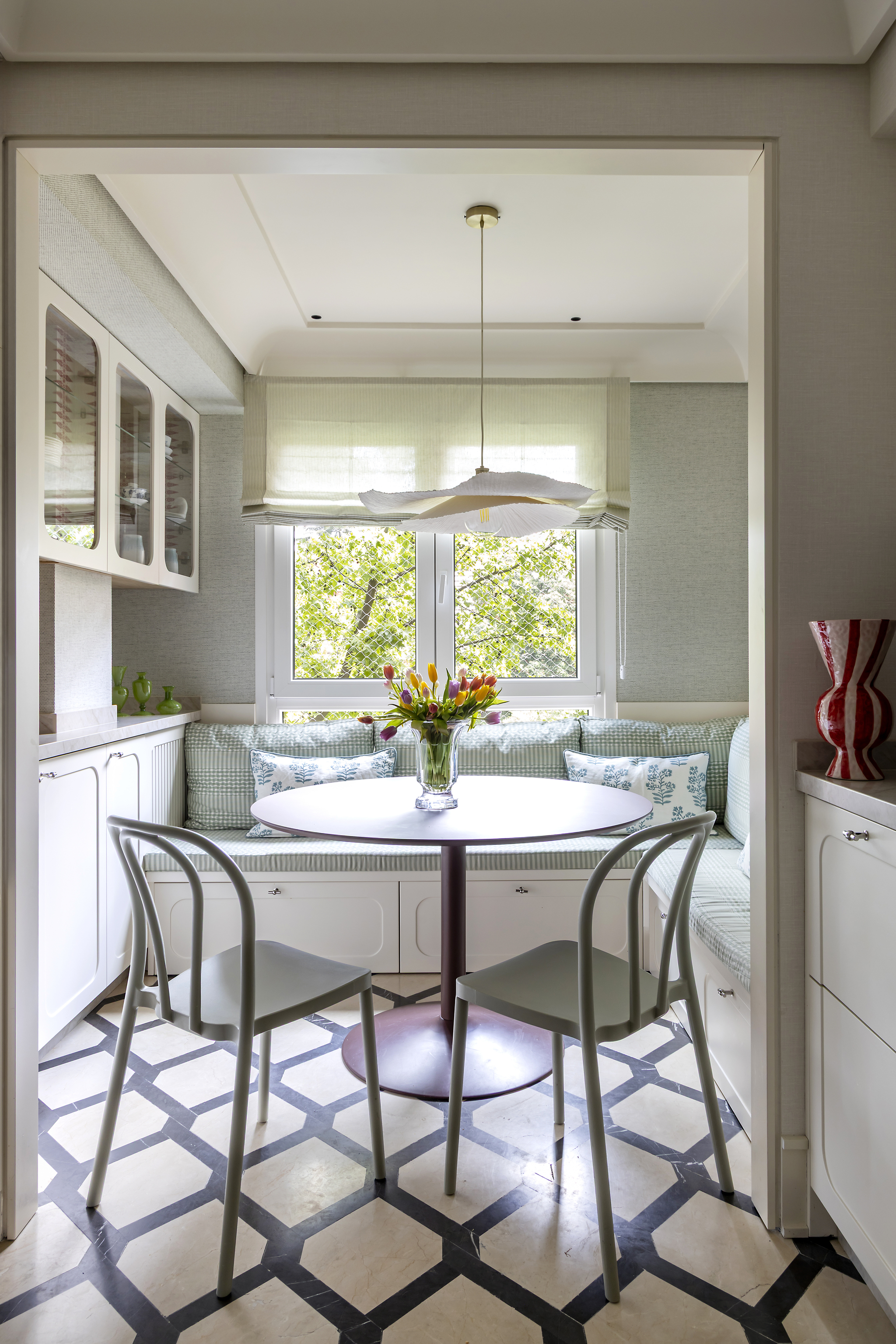 El suelo de la cocina es de mármol en nido de abeja. En el office, muebles de Sklum, lámpara de techo de Zara Home y textiles de Colefax and Fowler.