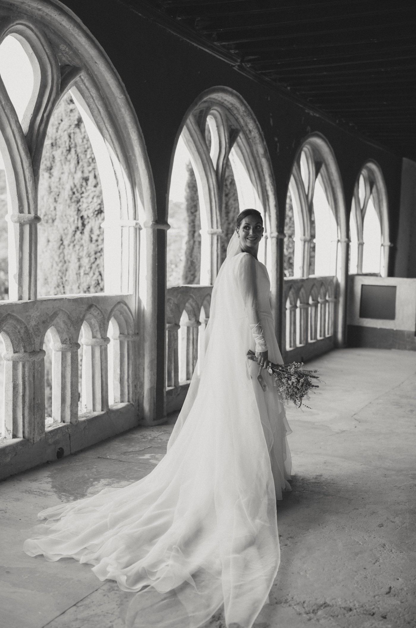 La novia que jugó con las asimetrías en su preciosa boda en Extremadura