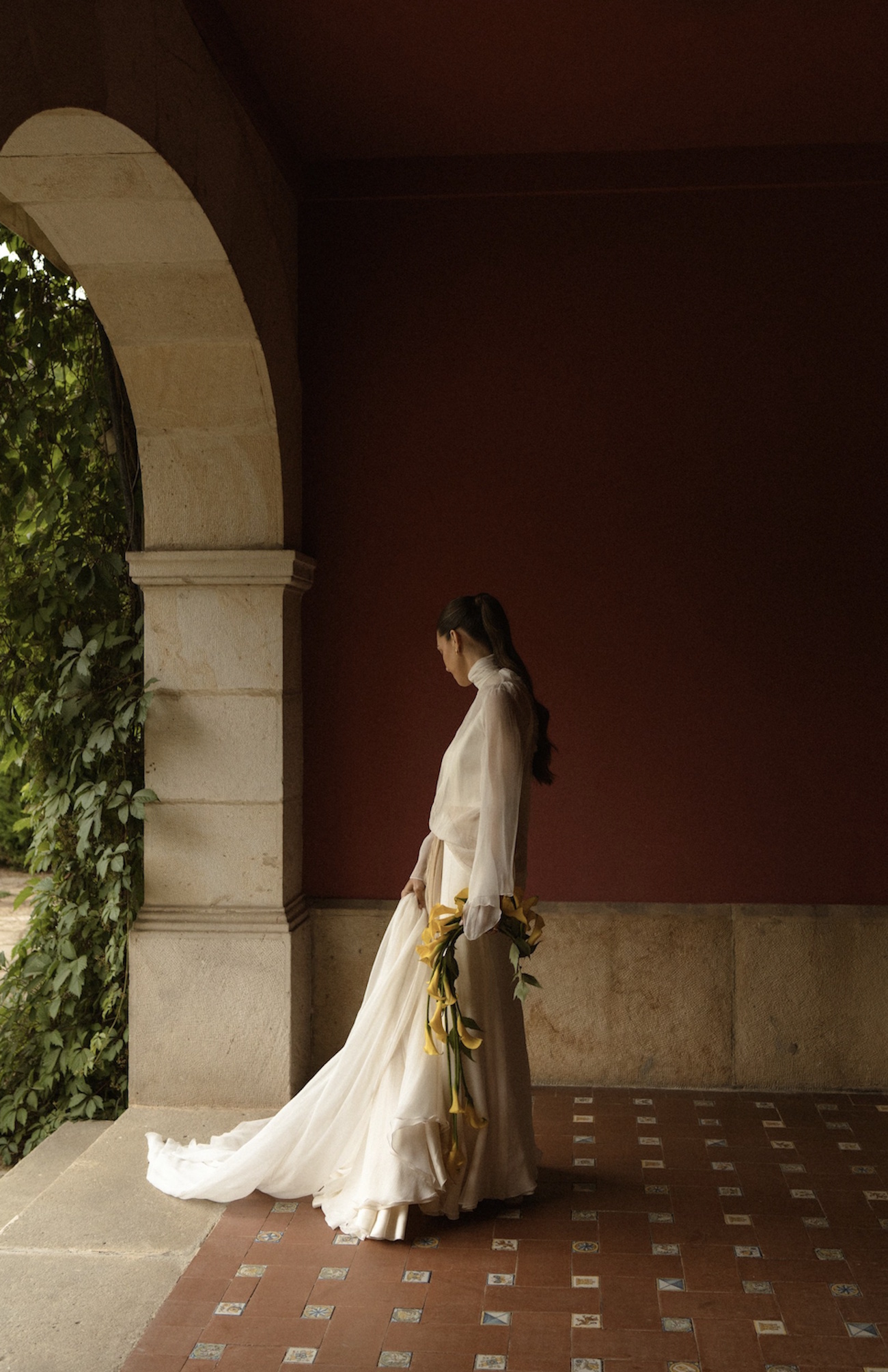La novia vasca del vestido vaporoso y el precioso ramo de flores amarillas