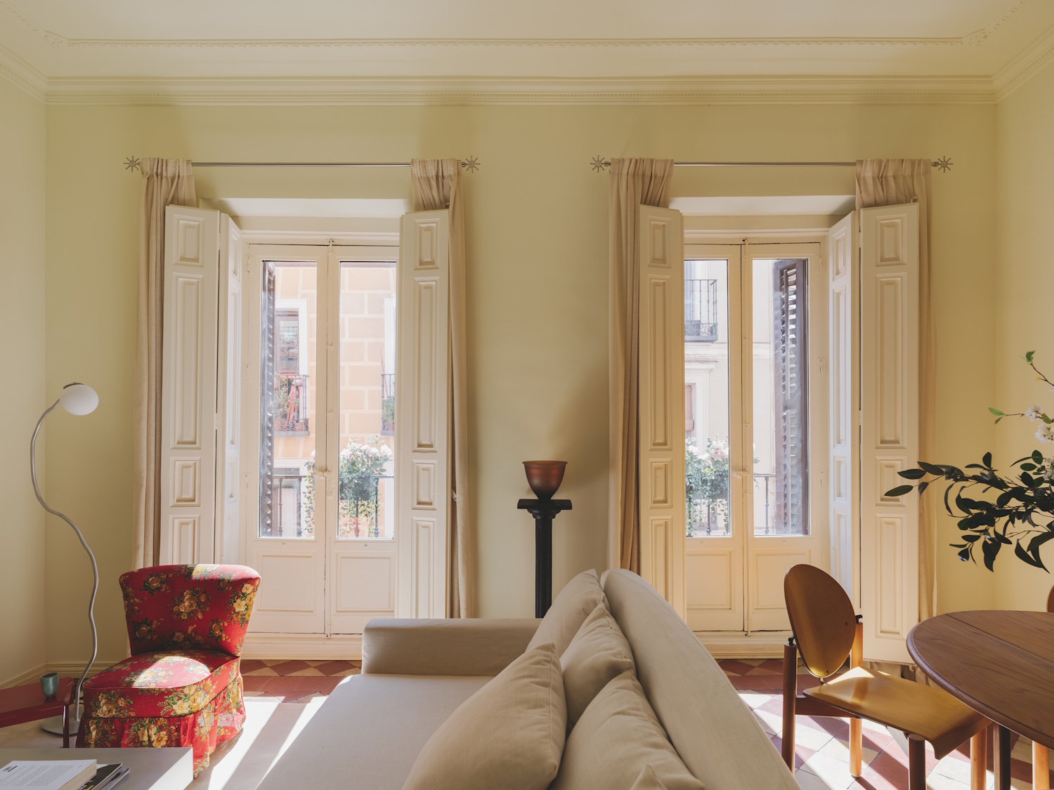 Se trataba de una vivienda compartimentada en exceso que ha ganado con su nueva distribución. La zona social se ha colocado en la fachada exterior.