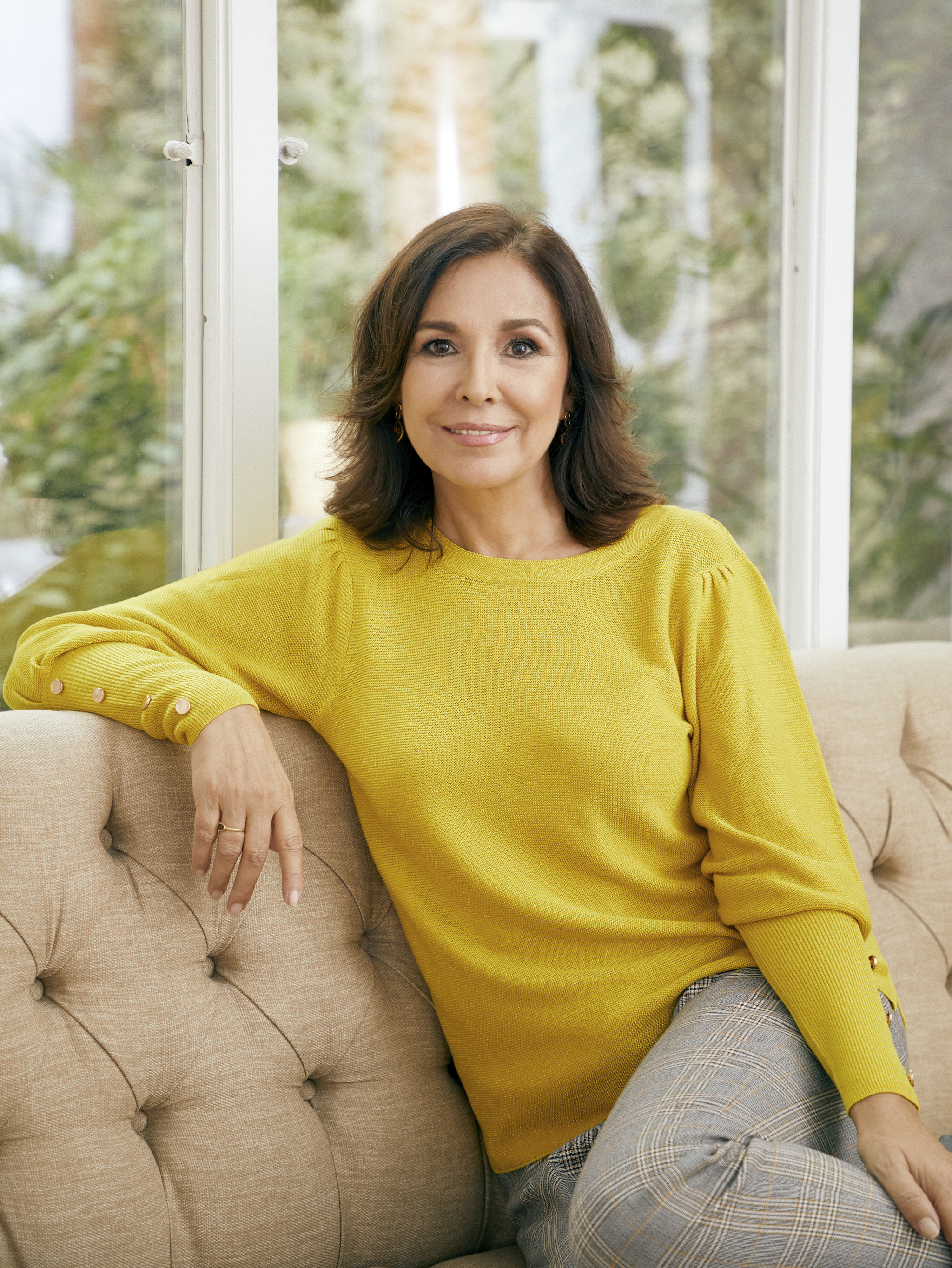 TELVA 955 NOVIEMBRE 2018 TIEMPO LIBRE Libro GENTES, JERSEY AMARILLO, PRESENTADORA/ INTERIOR / ENTREVISTA