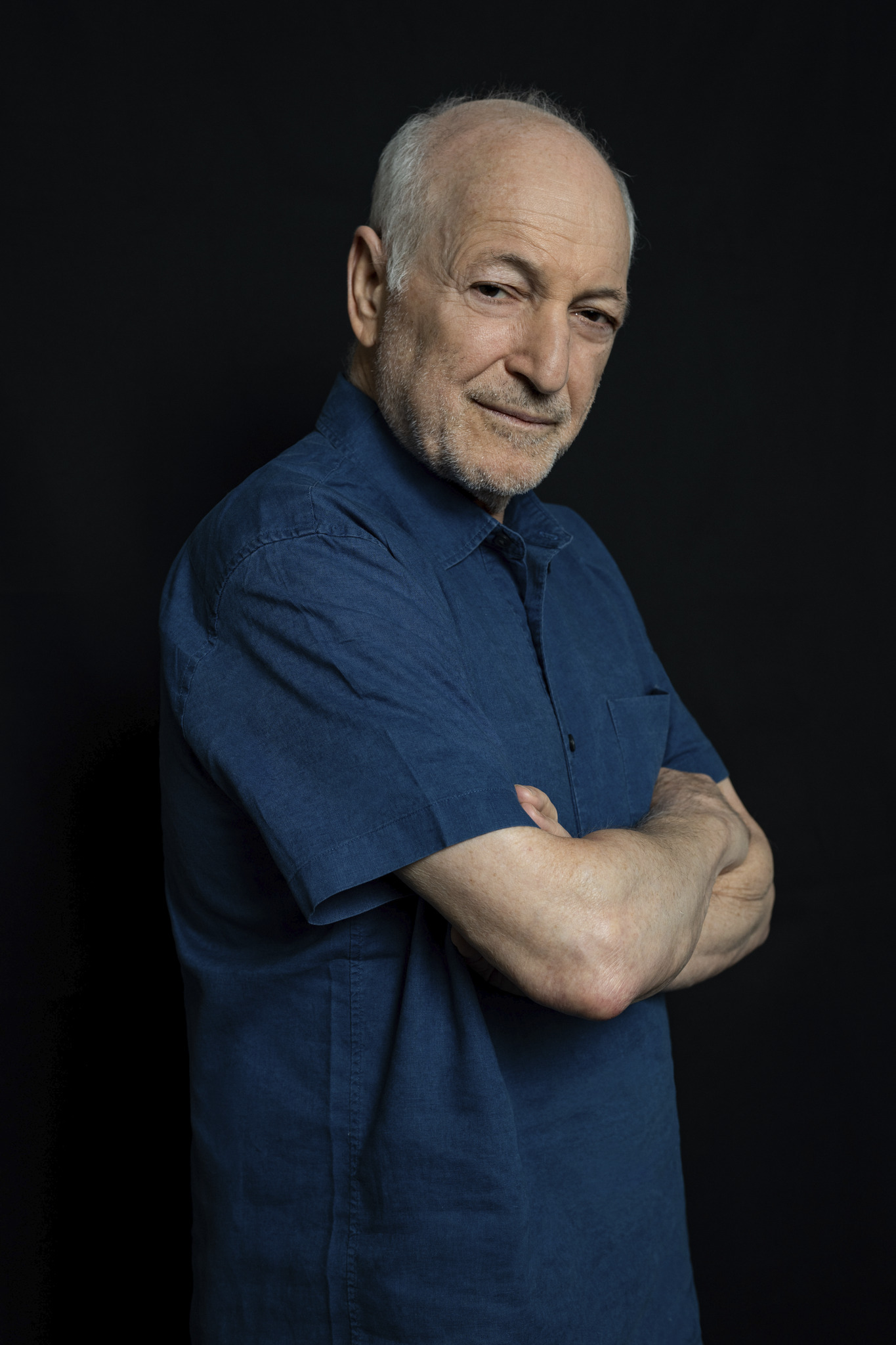 André Aciman (75 años), autor de 'Call me by your name' vuelve con un libro de relatos: "Me siento como un niño de 12 años. No creo que la experiencia sirva necesariamente para evitar errores"