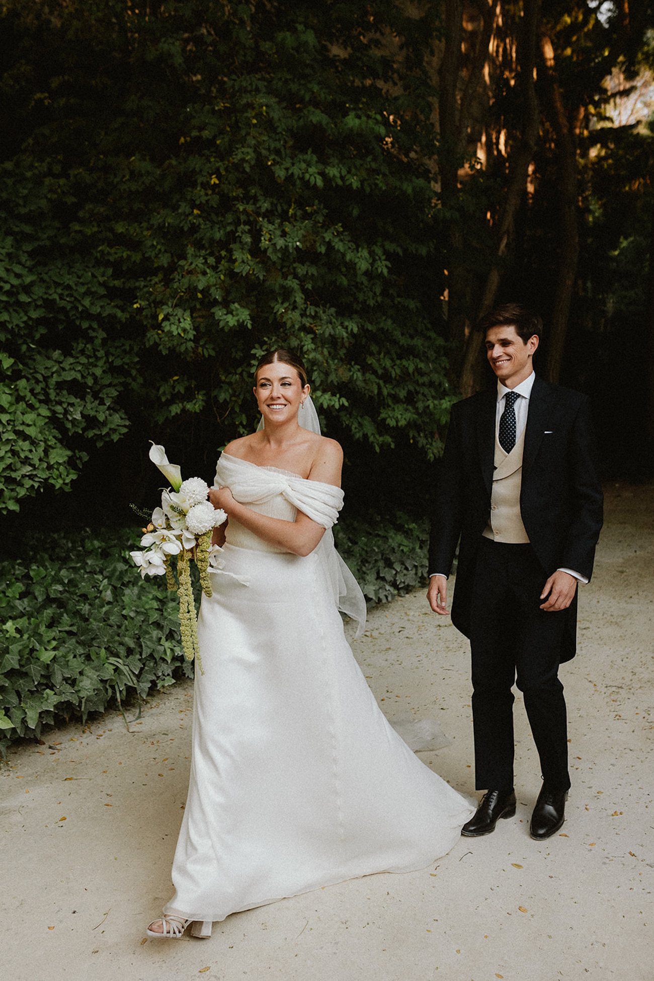La novia sonriente de verano que triunfó con su vestido de hombros al aire