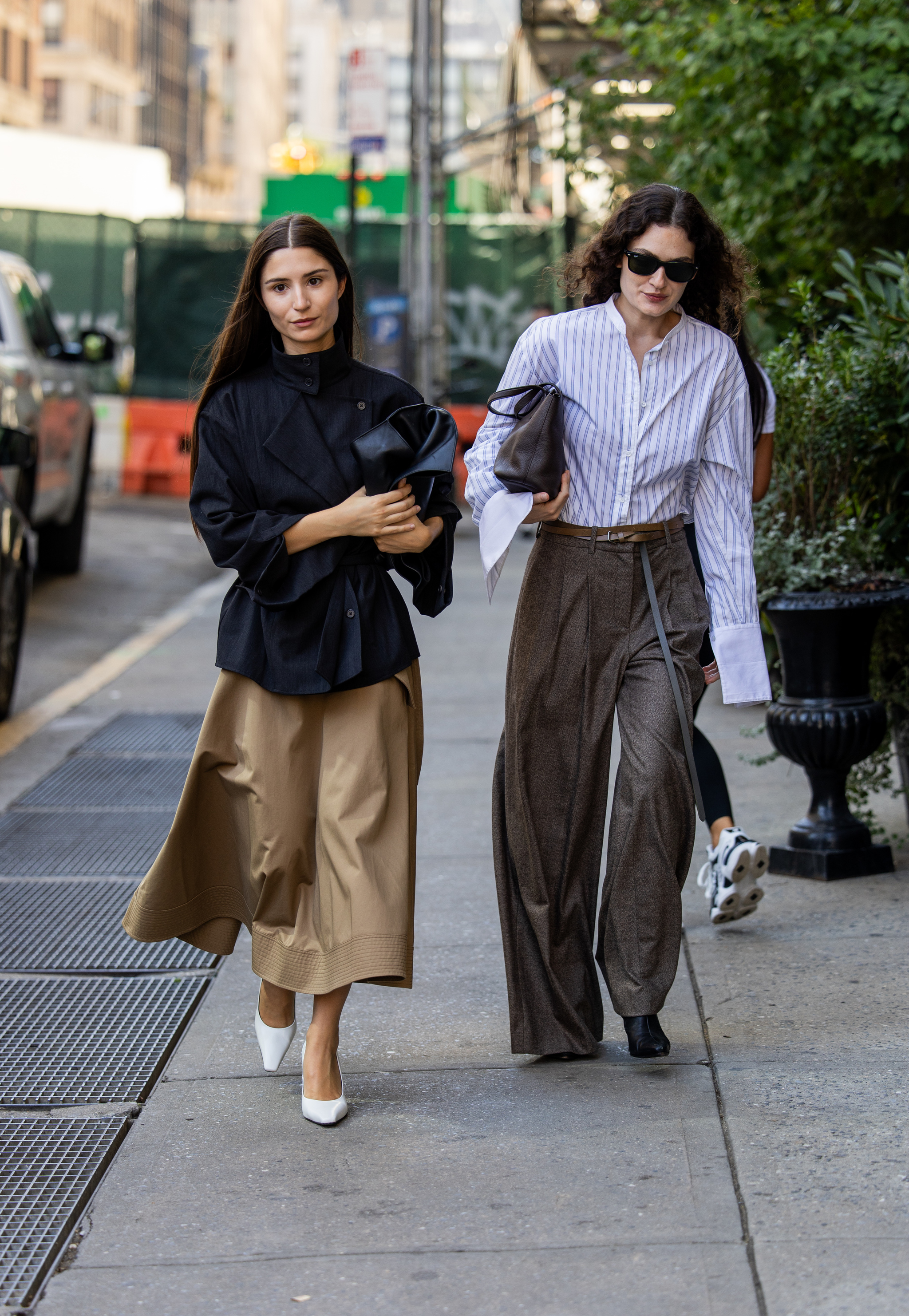 Este es el uniforme que todas las expertas en moda están llevando en los desfiles de septiembre (y por qué es una buena idea copiarlo)
