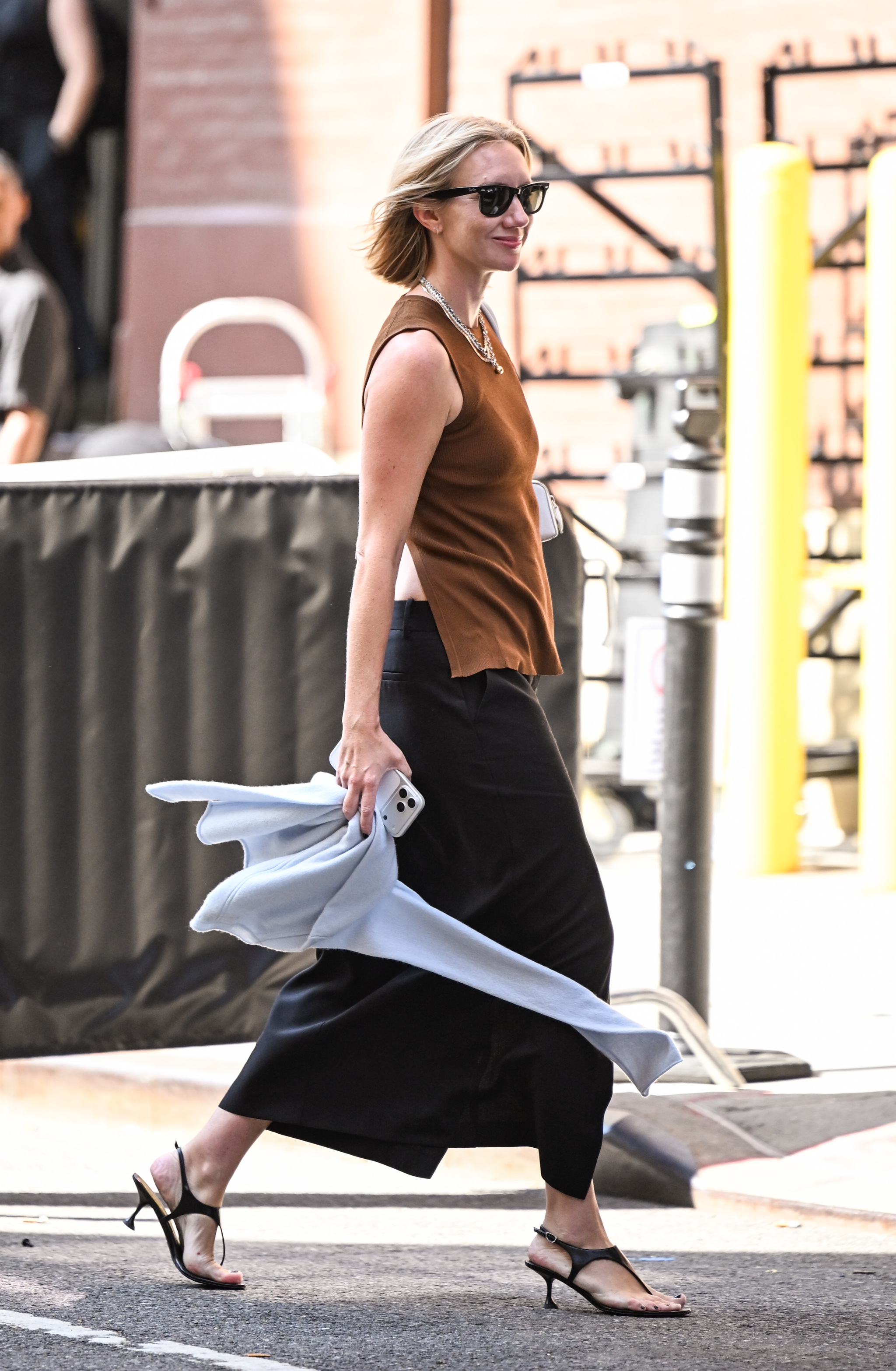 La invitada más cool de Nueva York dice que puedes seguir llevando el vestido lencero en otoño  (pero debes combinarlo así)