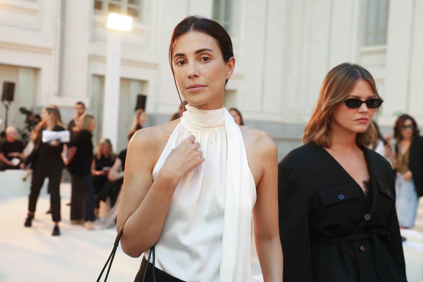 Salena Sainz, farmacéutica, sobre la piel luminosa de Sassa de Osma: "Una piel hidratada refleja mejor la luz natural y proyecta un aspecto más fresco, uniforme y radiante en las fotos"