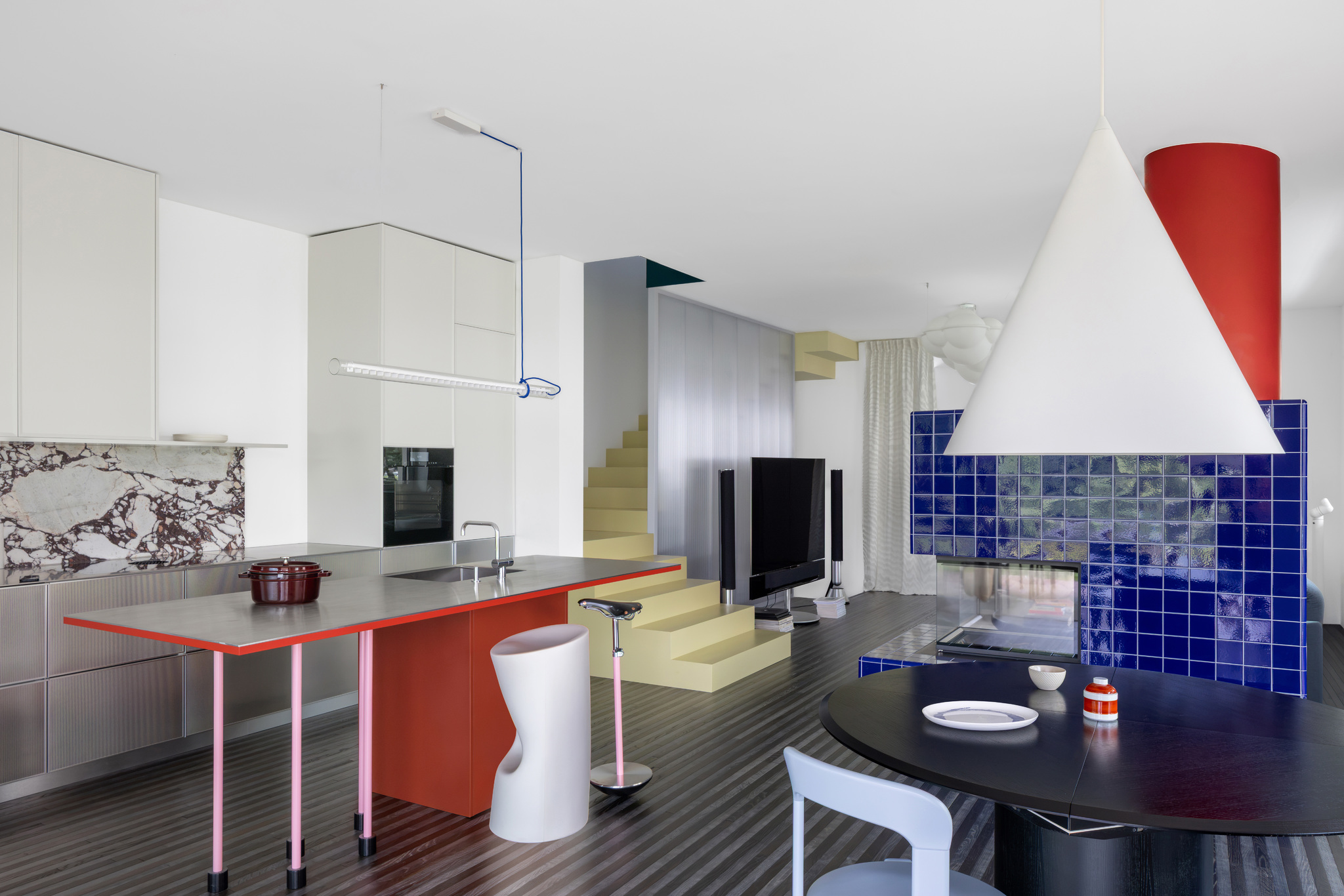 La cautela dejó paso a suelos en damero, explosiones de color y piezas de interiorismo impresas en 3D, acabaron llamándola La Casa de la Diversión