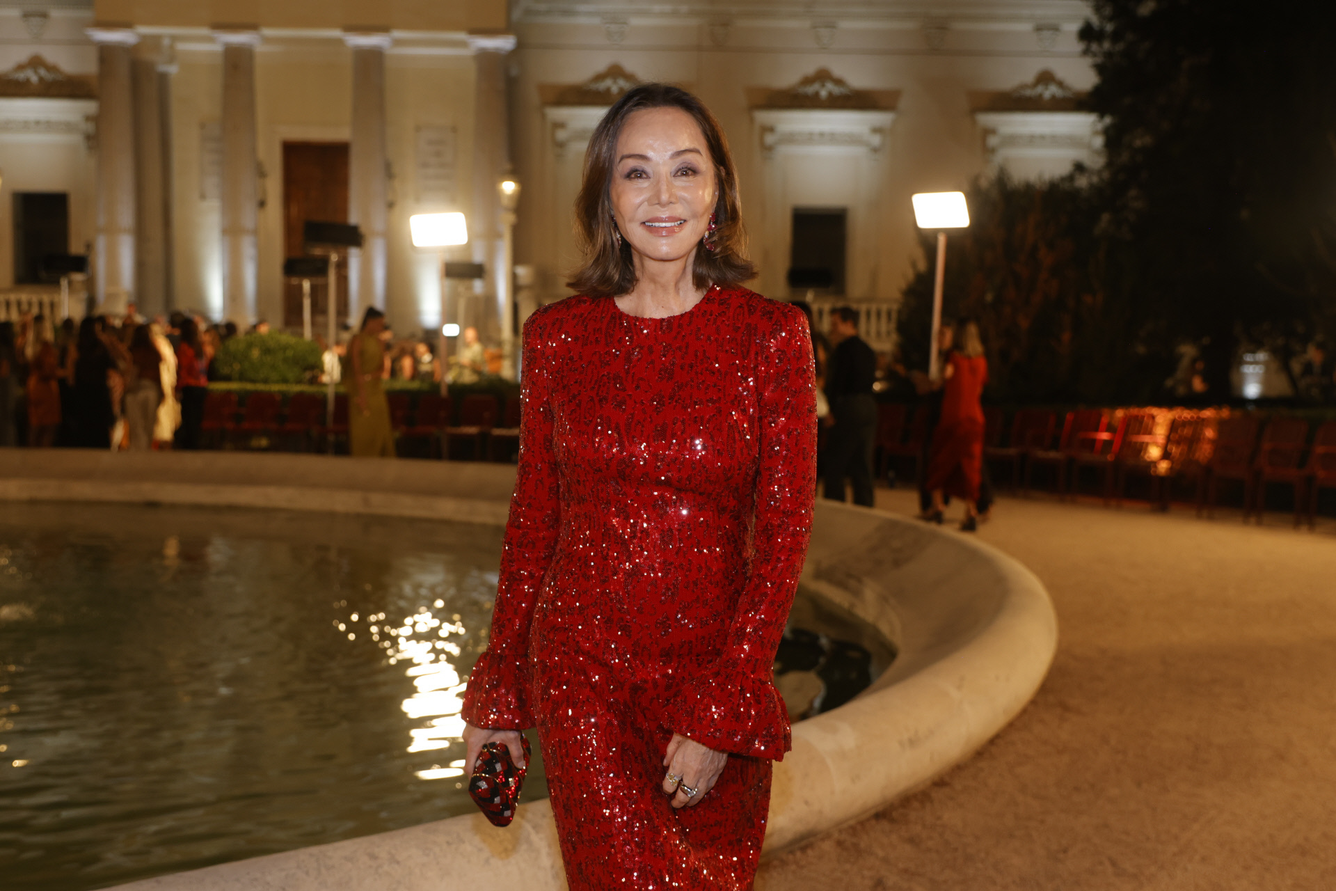 Isabel Preysler impactó ayer en el desfile de Redondo Brand con el vestido rojo de lentejuelas y estampado de leopardo por el que suspirarán todas las invitadas este otoño