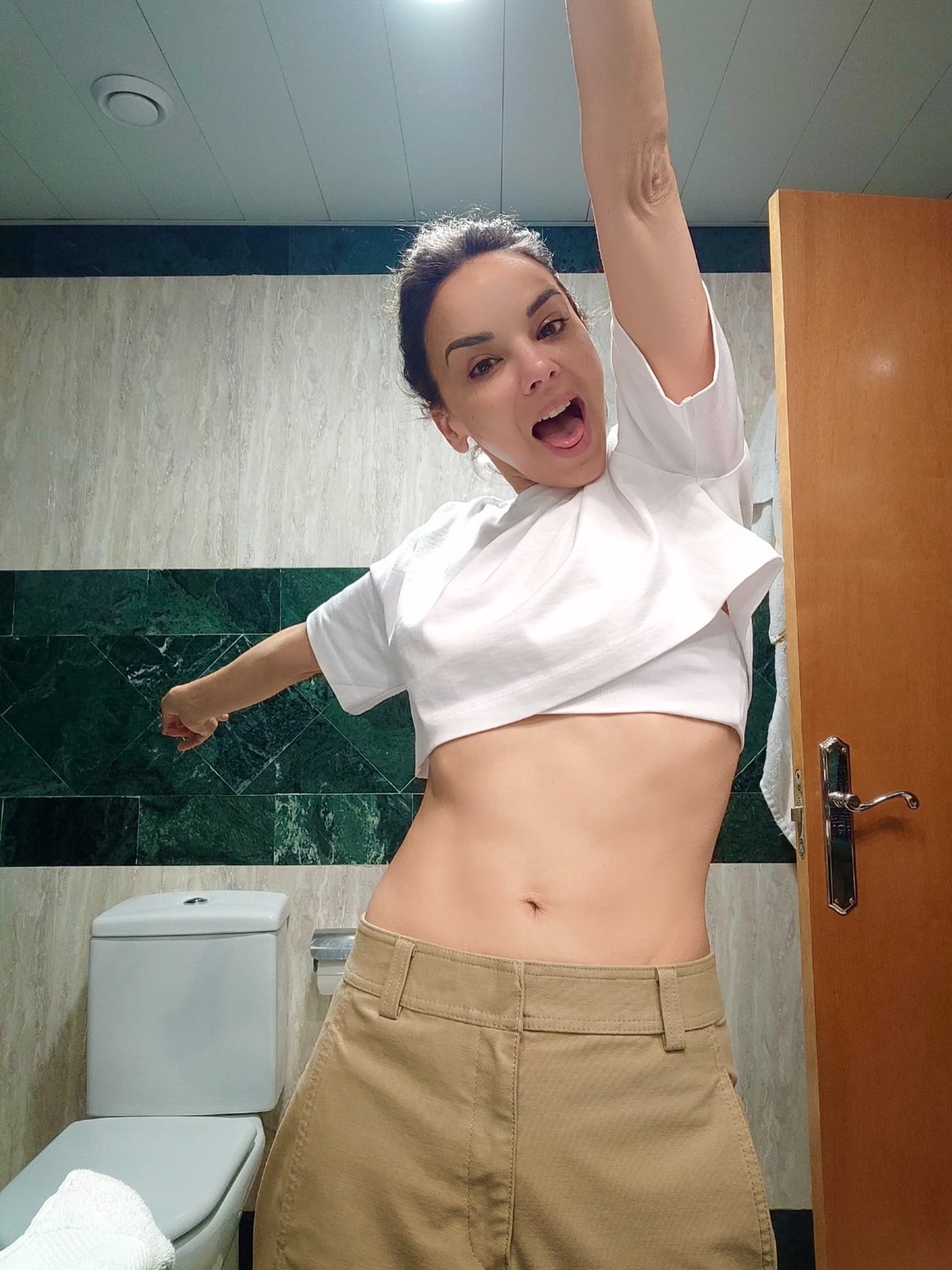 Chenoa (51 años): "No voy al gimnasio. Hago ejercicio en casa retirando la mesa del salón con una colchoneta, pesas y rutinas de YouTube"