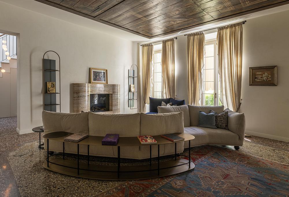 Este palazzo italiano del siglo XIX se ha convertido en 8 semanas en una vivienda familiar contemporáneo donde conviven techos artesonados y mobiliario a medida
