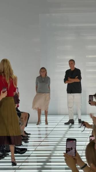 Miuccia Prada repite su combinación infalible y estrena falda al acabar su desfile primavera-verano 2027