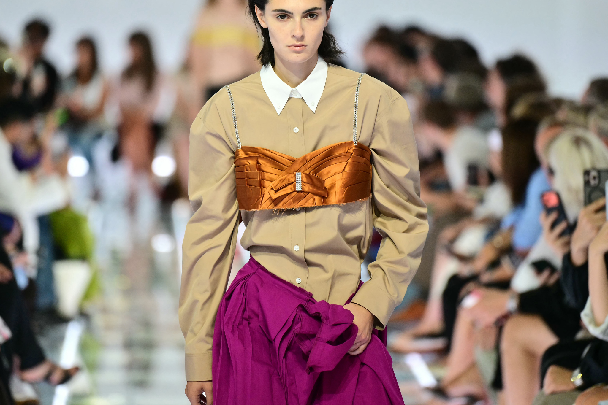 Solo Prada sabe cómo ponerte la falda en todas sus versiones, en cualquier circunstancia y sea cual sea tu estilo: así ha sido el desfile más esperado de Milán para la próxima primavera