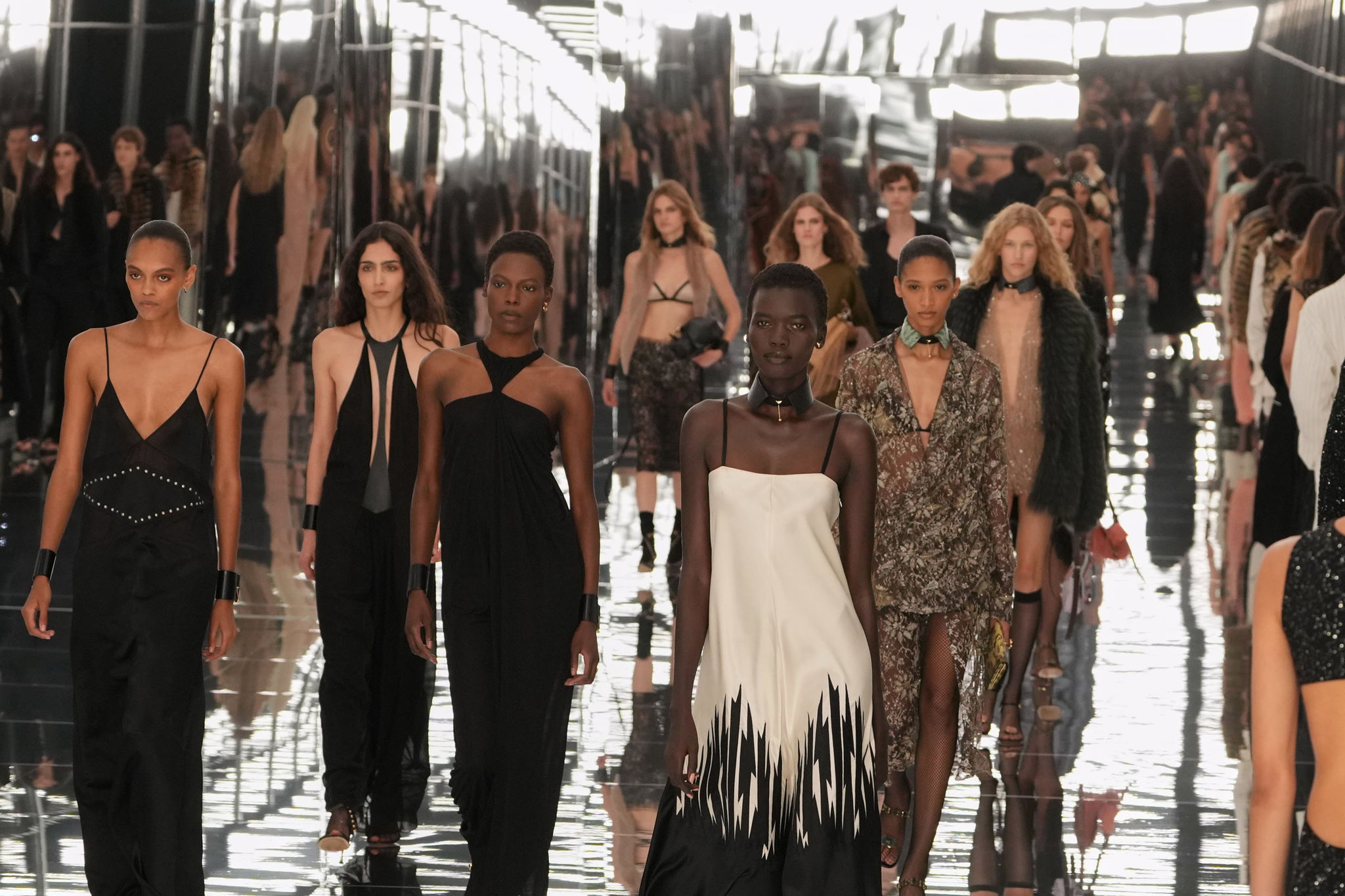 ¿Qué tiene que ver Raffaella Carrà con un poema de E. E. Cummings y la colección primavera-verano 2027 de Fendi? Maria Grazia Chiuri lo explica