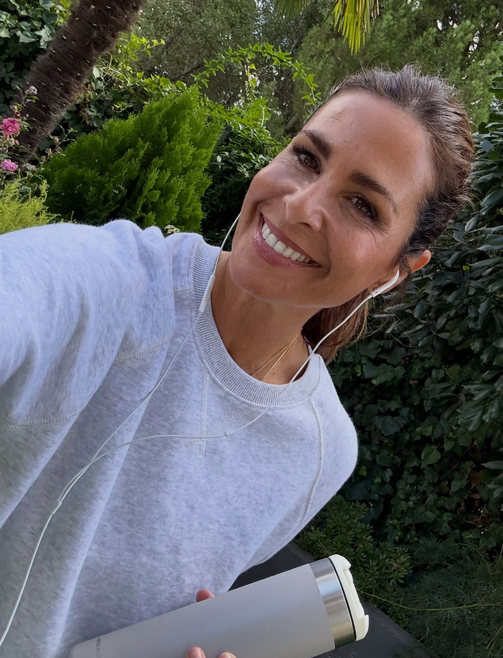 Nuria Roca (54 años): "Me he comprometido a hacer una sesión de pilates mínimo, una de fuerza (en casa o en el gimnasio), salir a andar una o dos veces y darle a la pala un día a la semana"
