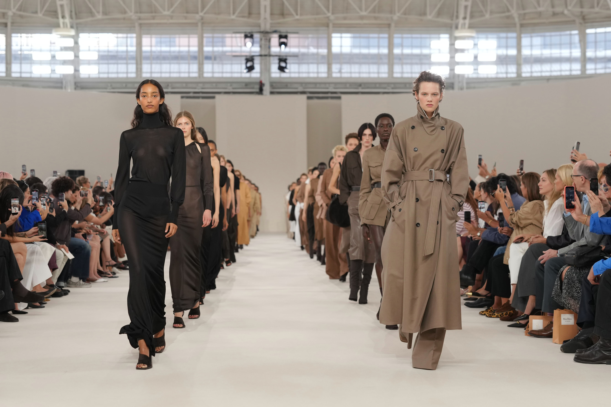 Soñamos con sus abrigos en invierno y suspiramos por todas sus gabardinas ligeras para la primavera 2027: la sofisticación serena de Max Mara en 47 looks impecables