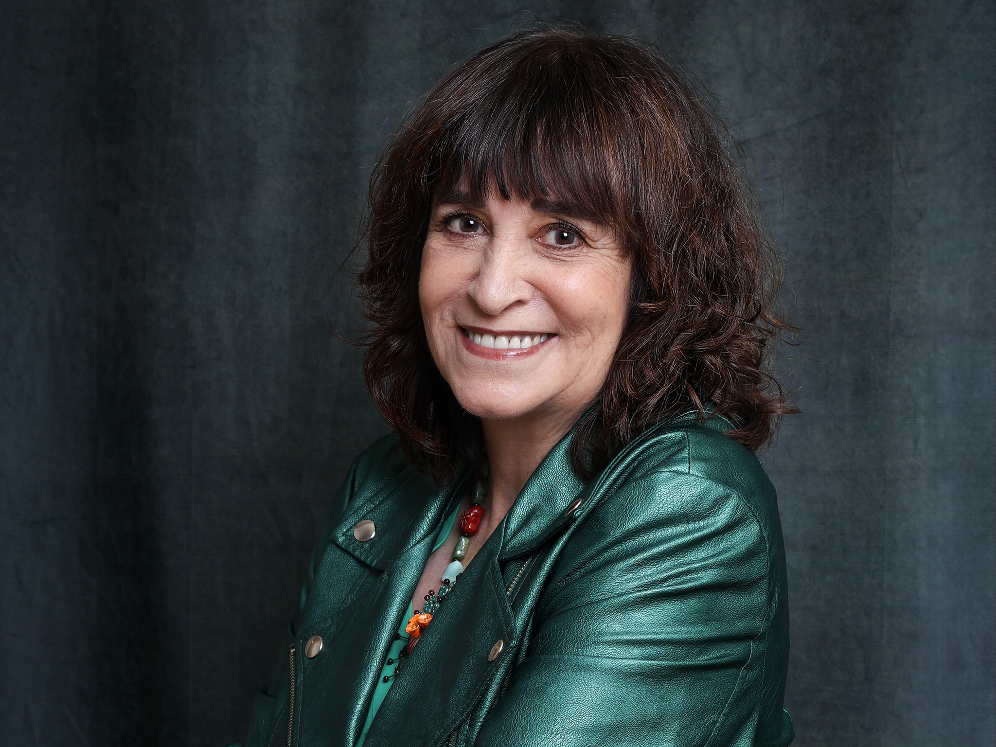 Rosa Montero (75 años), escritora: "Creemos que hemos cambiado, pero a veces solo sustituimos el comedor del colegio por el de la oficina. Mismos grupos, jerarquías, miedo a quedar fuera..."