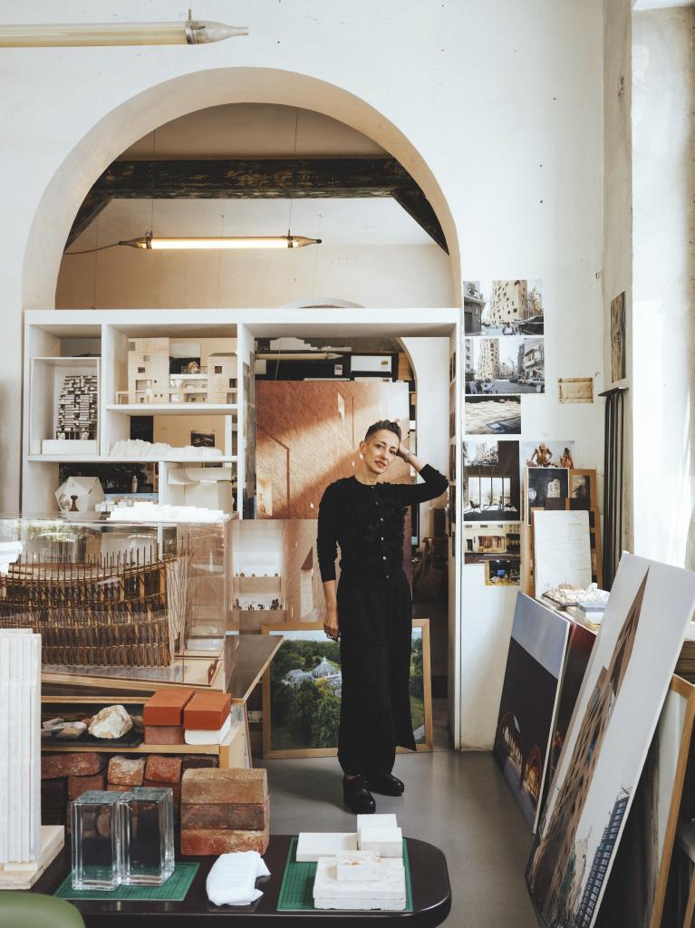 Lina Ghotmeh en su estudio de París