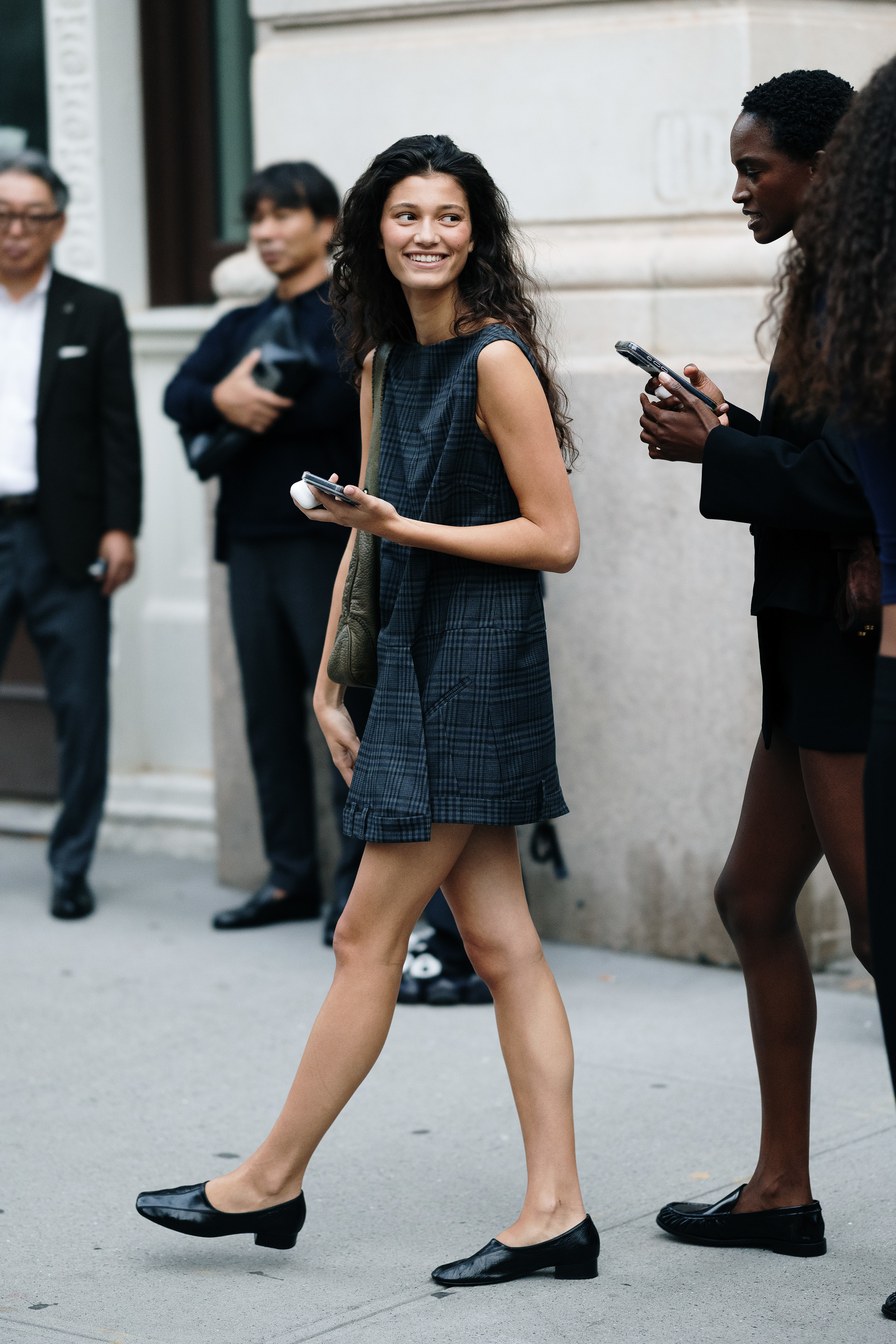 Visto en Zara y Mango: estas son las botas, las bailarinas y los mocasines que necesitas para combinar con todos tus vestidos de otoño ya sean largos, midi o cortos