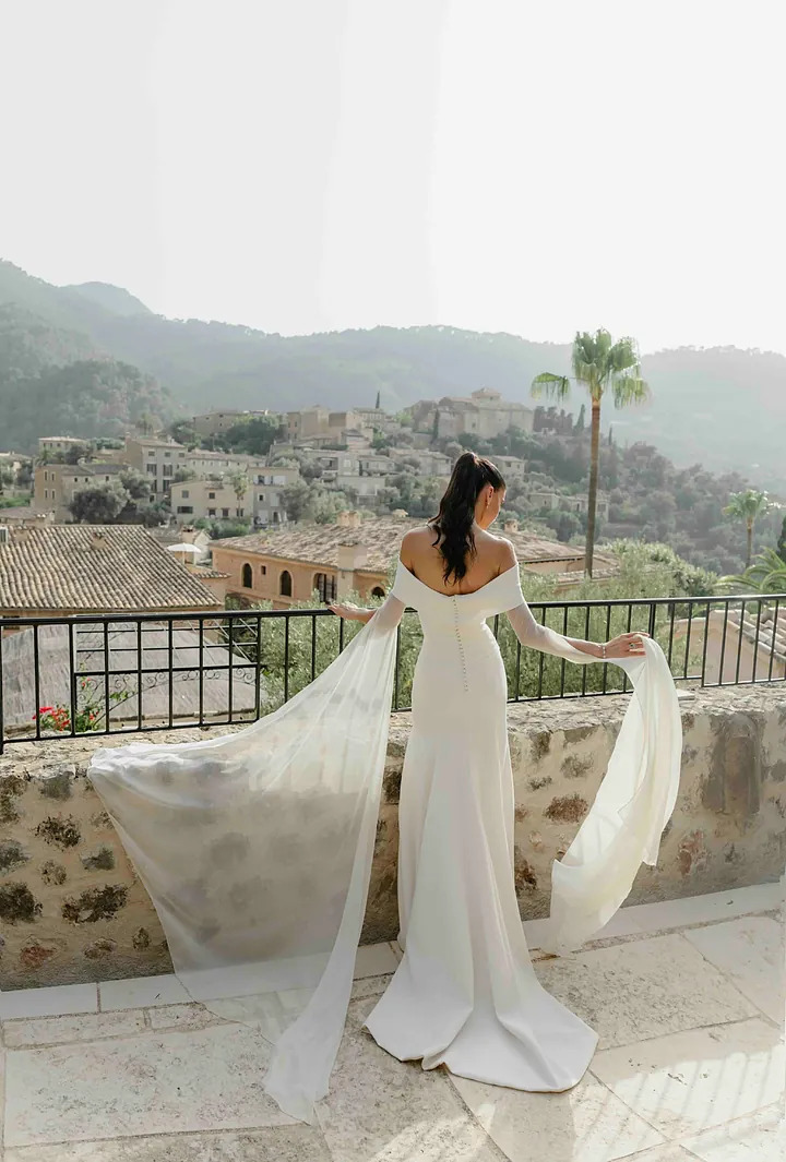 La boda en Mallorca de Eva y Pablo: cuatro días de celebración, el rincón más romántico y un vestido de preboda desmontable que inspirará a las novias indecisas