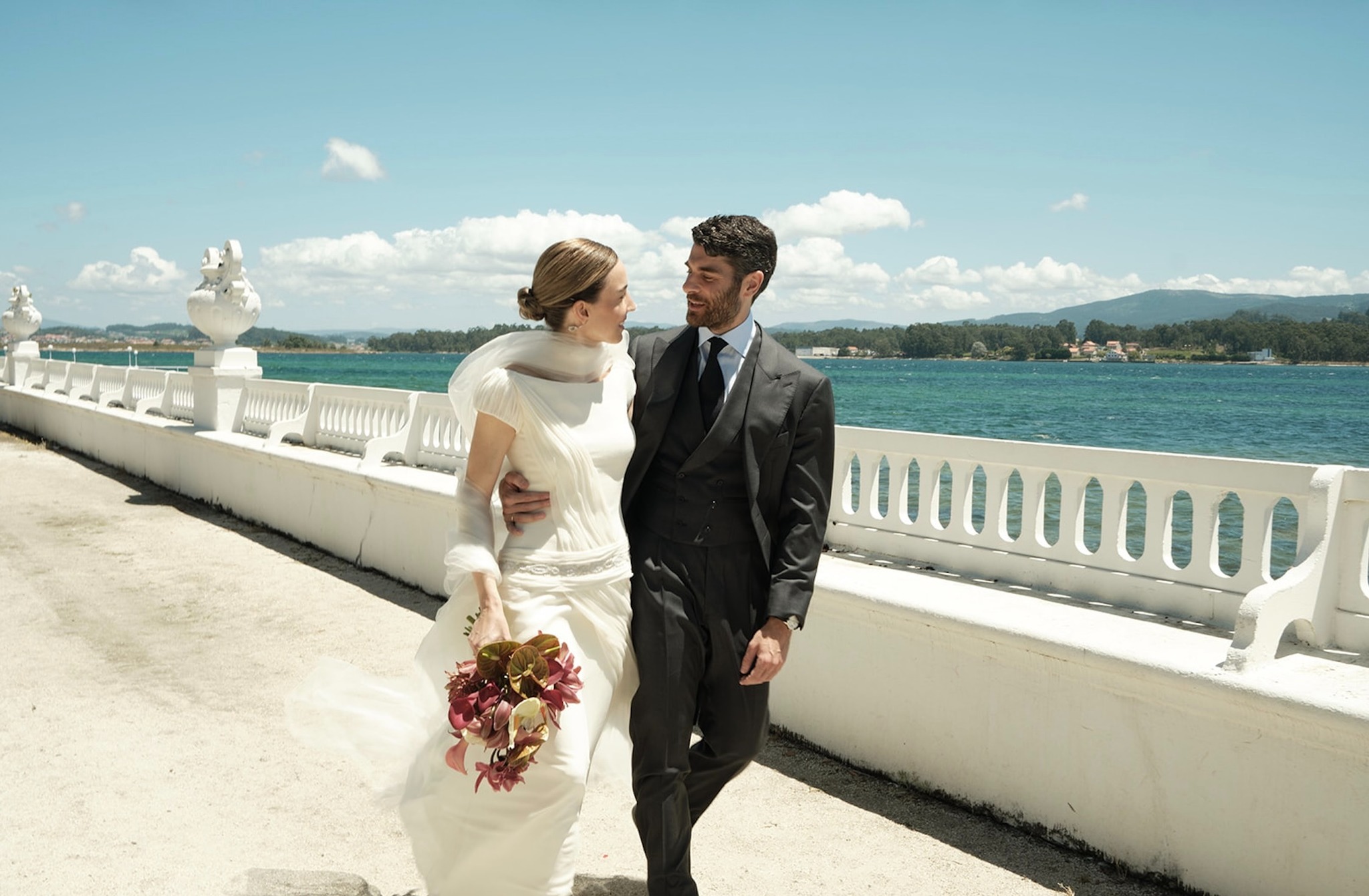 La novia de plisados y pedrería que triunfó con una preciosa boda en la isla de La Toja