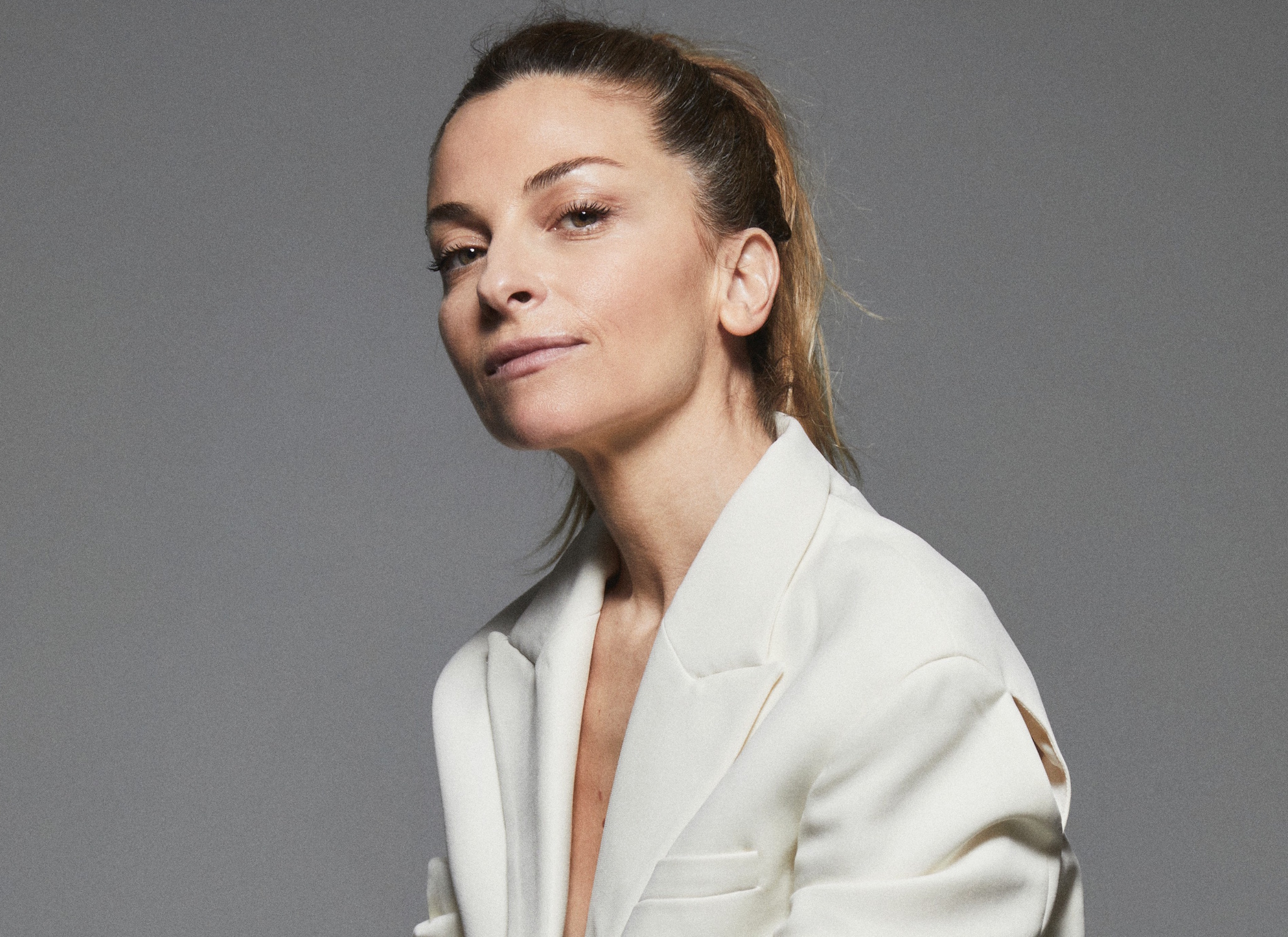 María Nebrera, maquilladora: "Un truco de maquillaje con efecto lifting es aplicar un corrector fluido en el extremo exterior del ojo de forma ascendente hacia la sien, levanta la mirada y la eleva ópticamente"