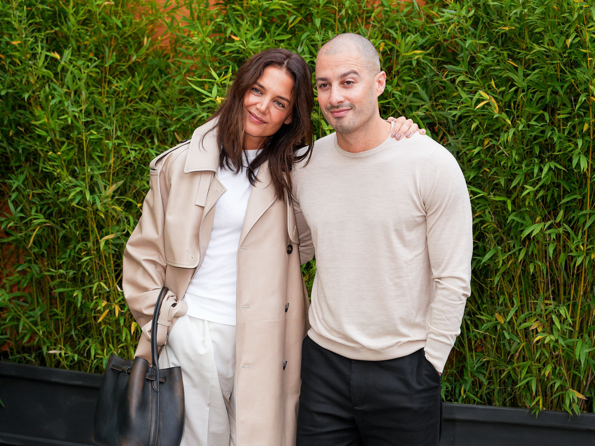 Llámalo trench o gabardina corta, pero combínalo como hace Katie Holmes: con mocasines y camiseta blanca básica para dominar el minimalismo y ser la más elegante este otoño