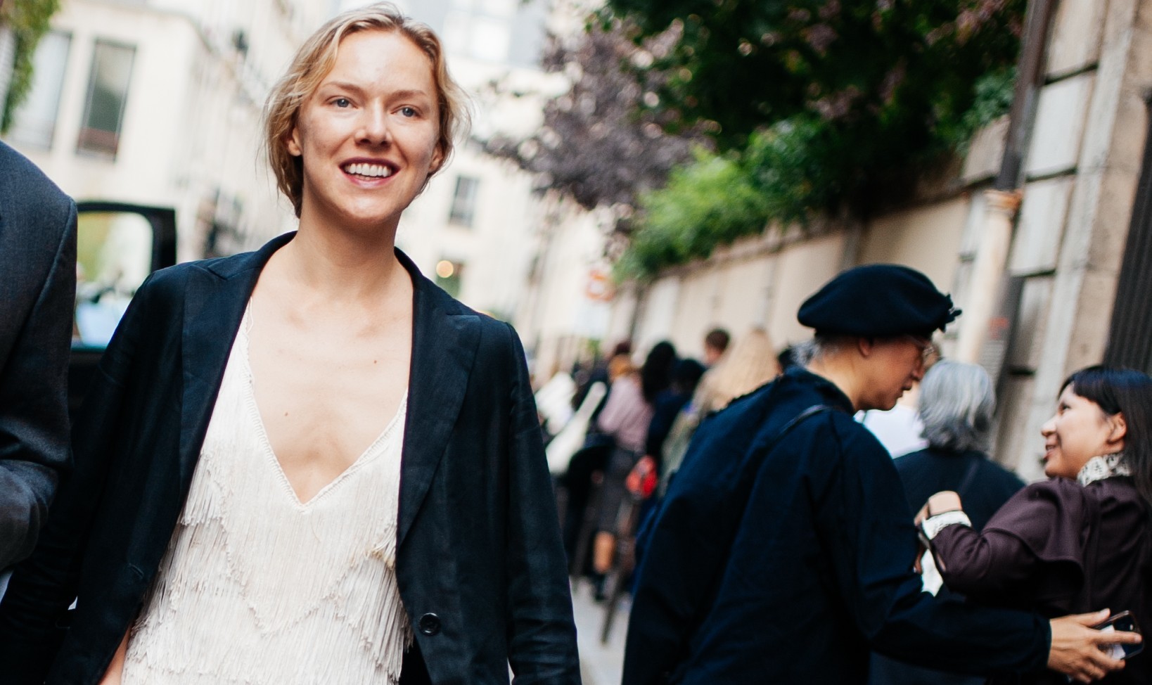 Hay una invitada en París que lleva el look para cenar más elegante y atemporal que todas deberíamos tener en el armario