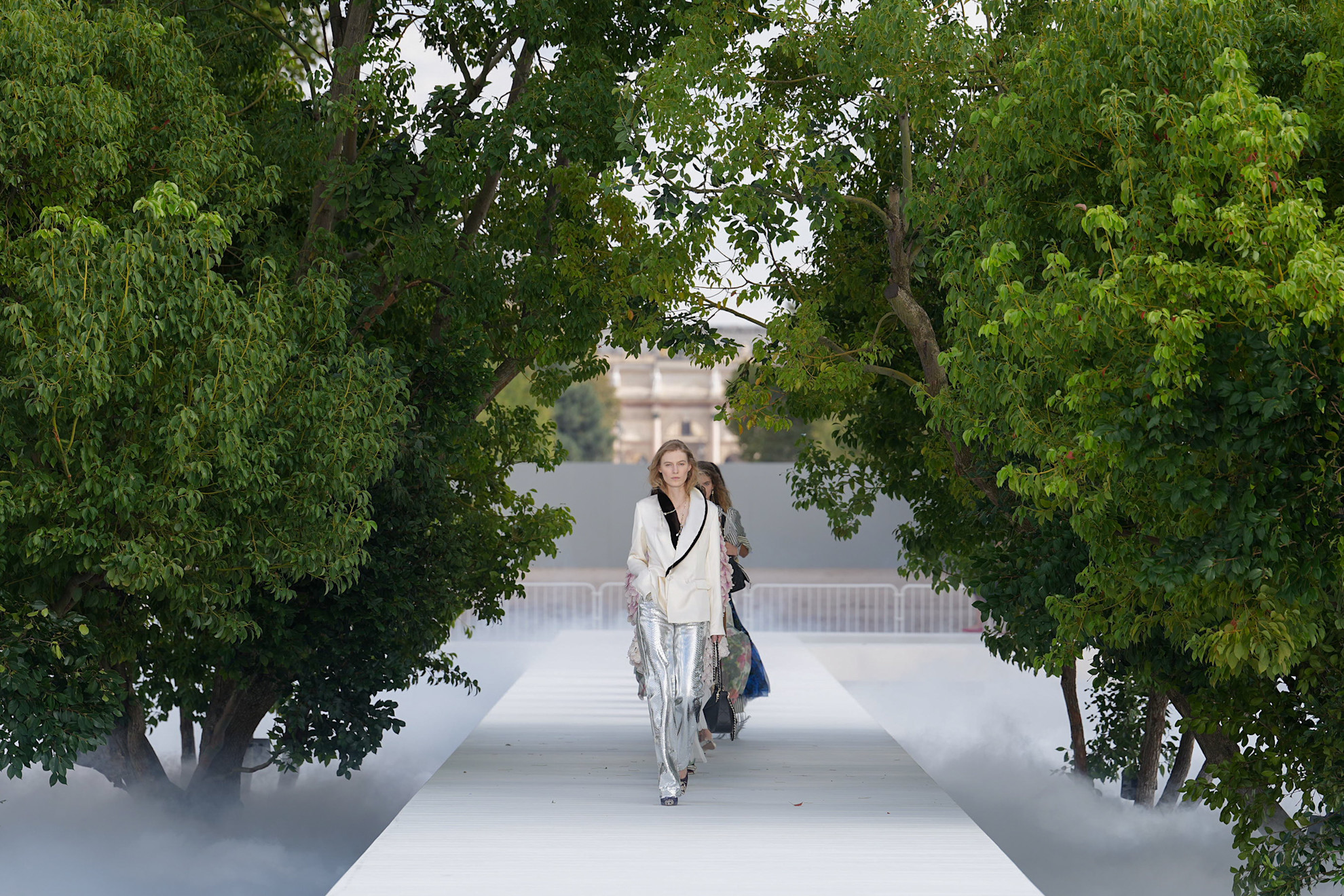 Dior deja muy claro cómo será el nuevo estilo bohemio la próxima primavera, mezclado con detalles románticos y con mucho de exotismo exquisito