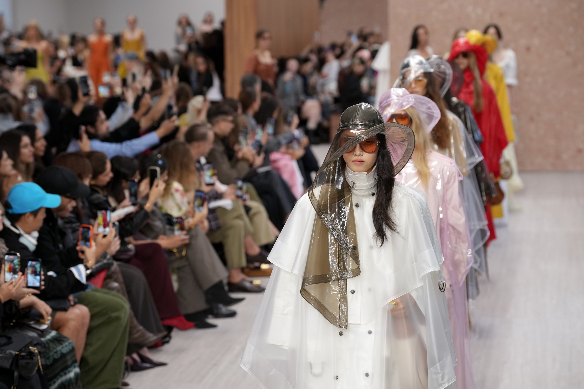 Hay vestidos boho preciosos en la moda y luego está la colección primavera-verano 2027 de Chloe con título premonitorio: La obsesión