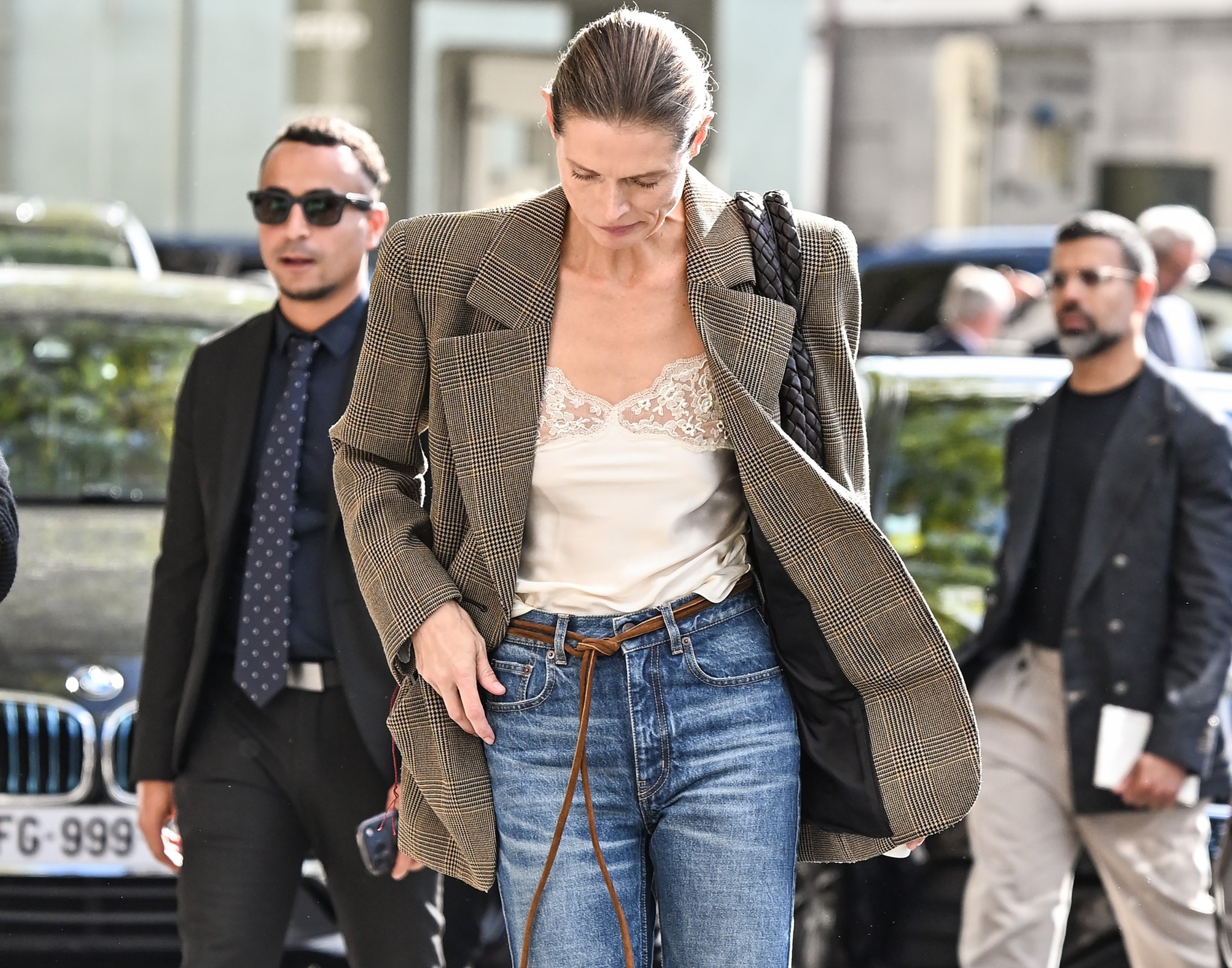 ¿En qué momento ha vuelto el top lencero de los 2000 a ser la prenda it que ponerte con el sastre? Las chicas Chloé lo llevan así