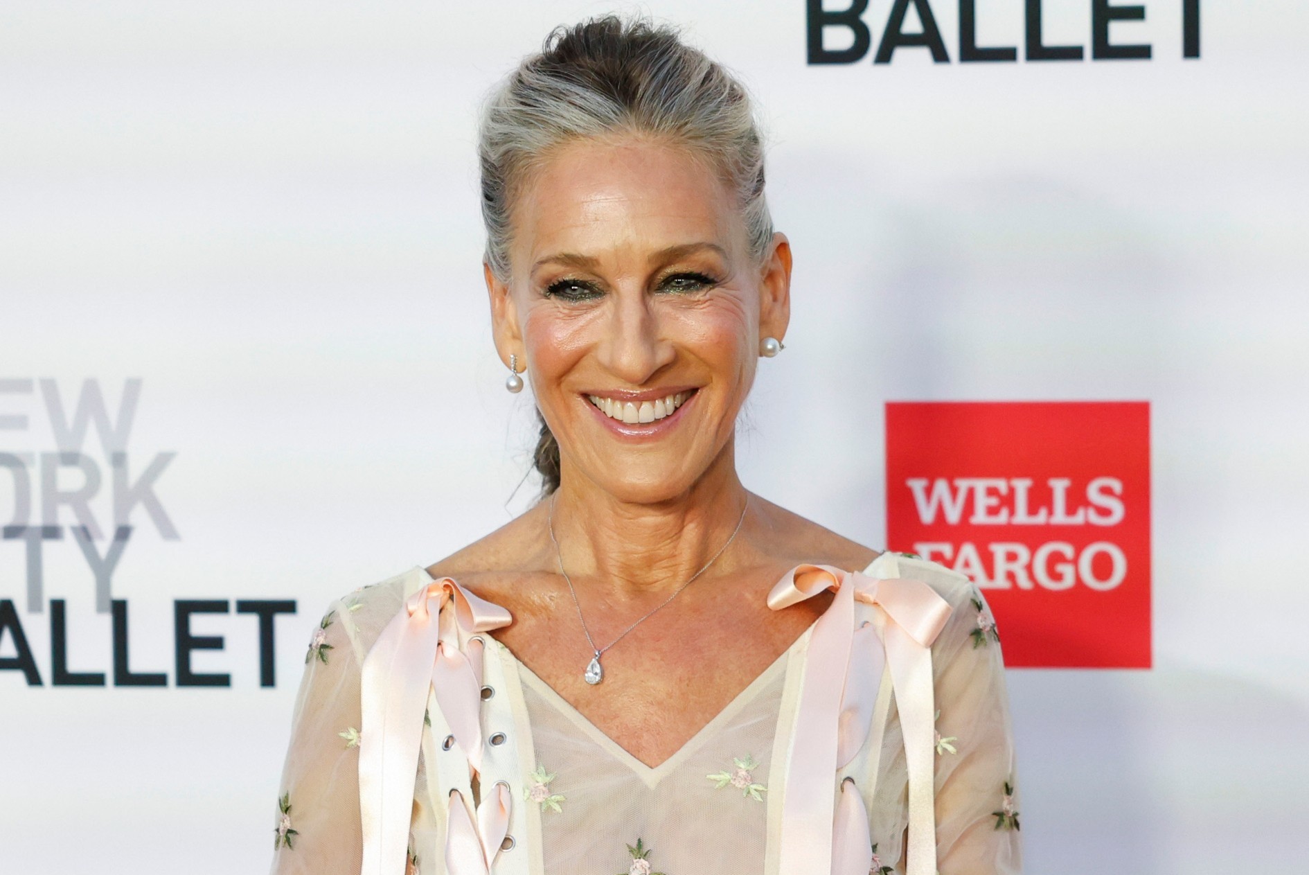 Víctor del Valle, colorista, sobre las canas de Sarah Jessica Parker: "La clave es que el rubio no compite con la cana, la acompaña. Es la filosofía del French Blending: las mechas están, pero no gritan"