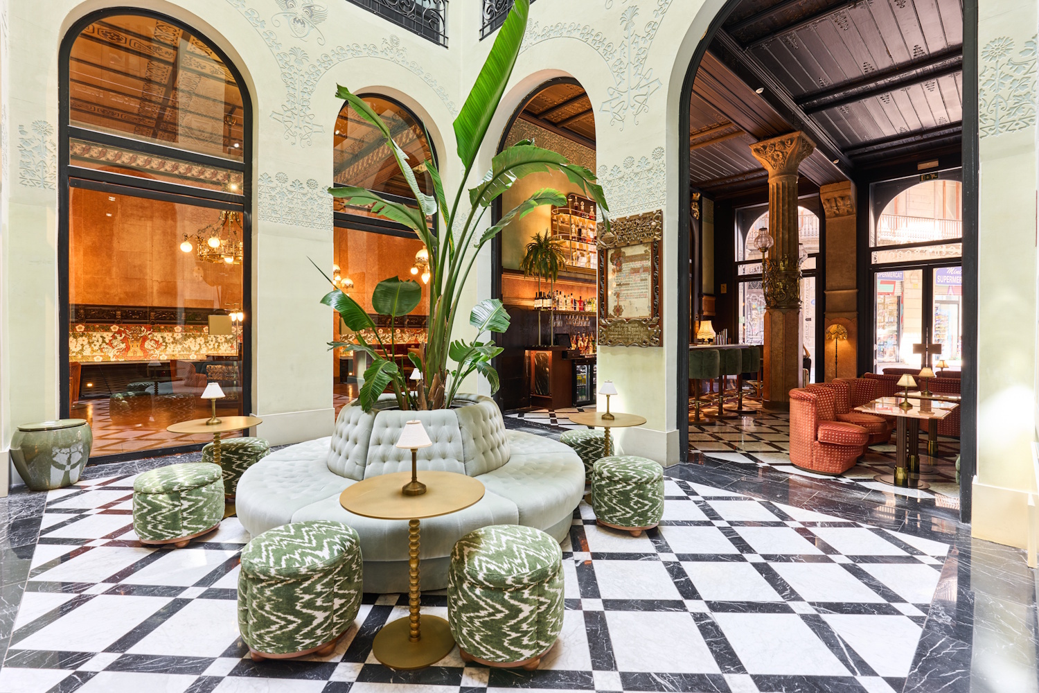 Así ha recuperado Lázaro Rosa-Violán el Hotel España, la fonda de 1859 que se convirtió en joya modernista