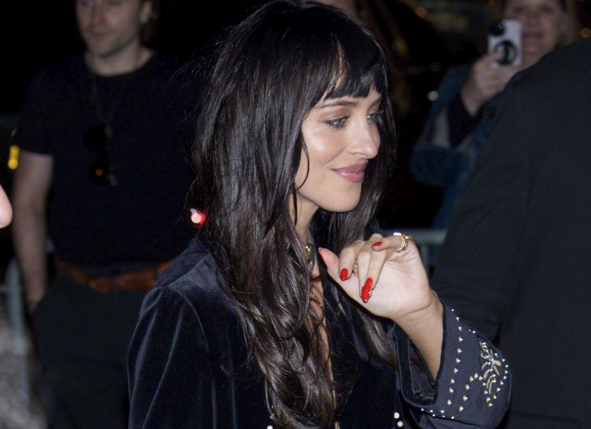 Ni burdeos ni rosa, el color de uñas clásico con el de Dakota Johnson rejuvenece sus manos y será tendencia en otoño y todo el año