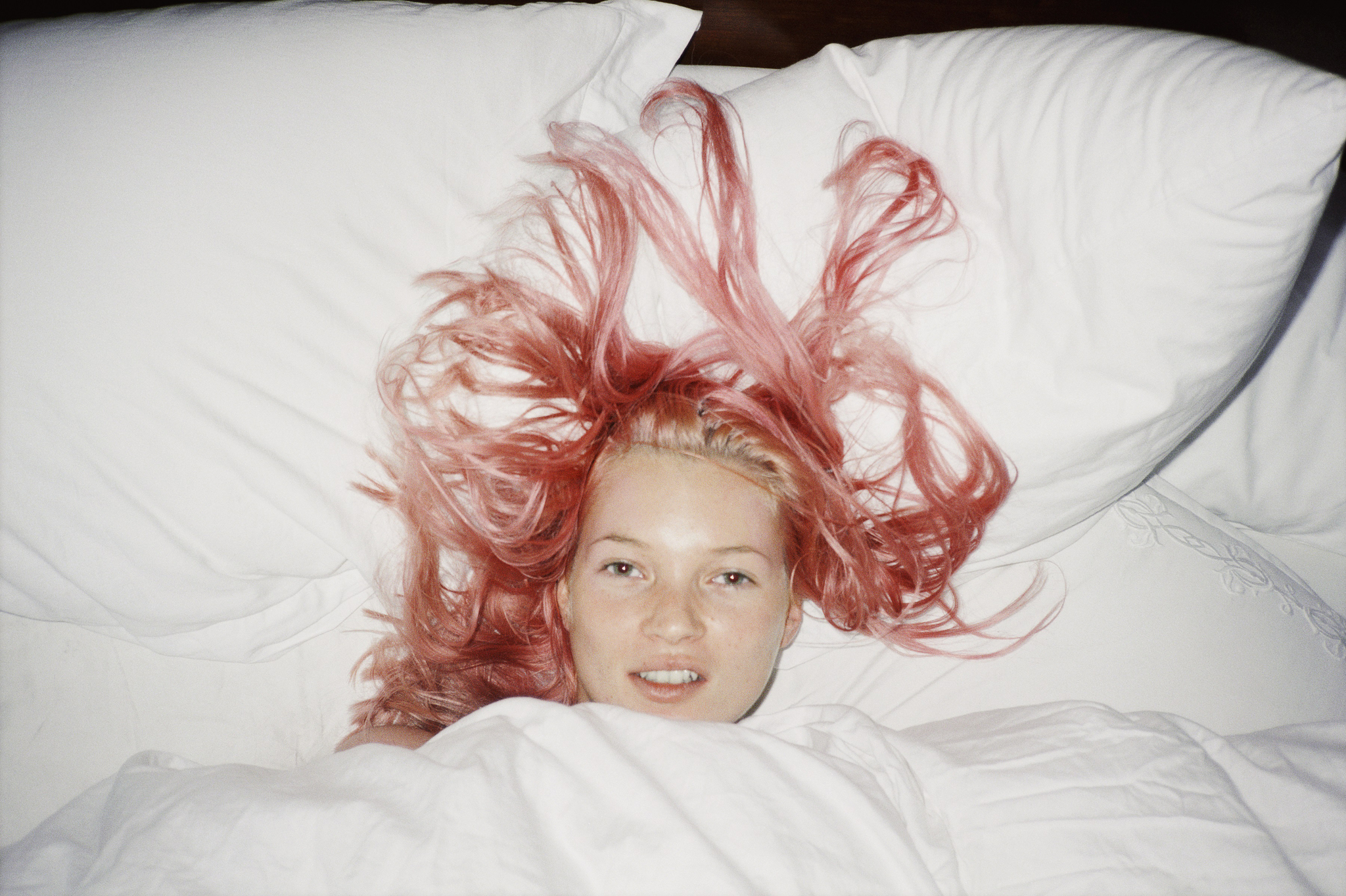 Alerta, nostálgicos: el grunge, Kate Moss y Alexander McQueen protagonizan la exposición del otoño en Londres de dedicada a la última década analógica