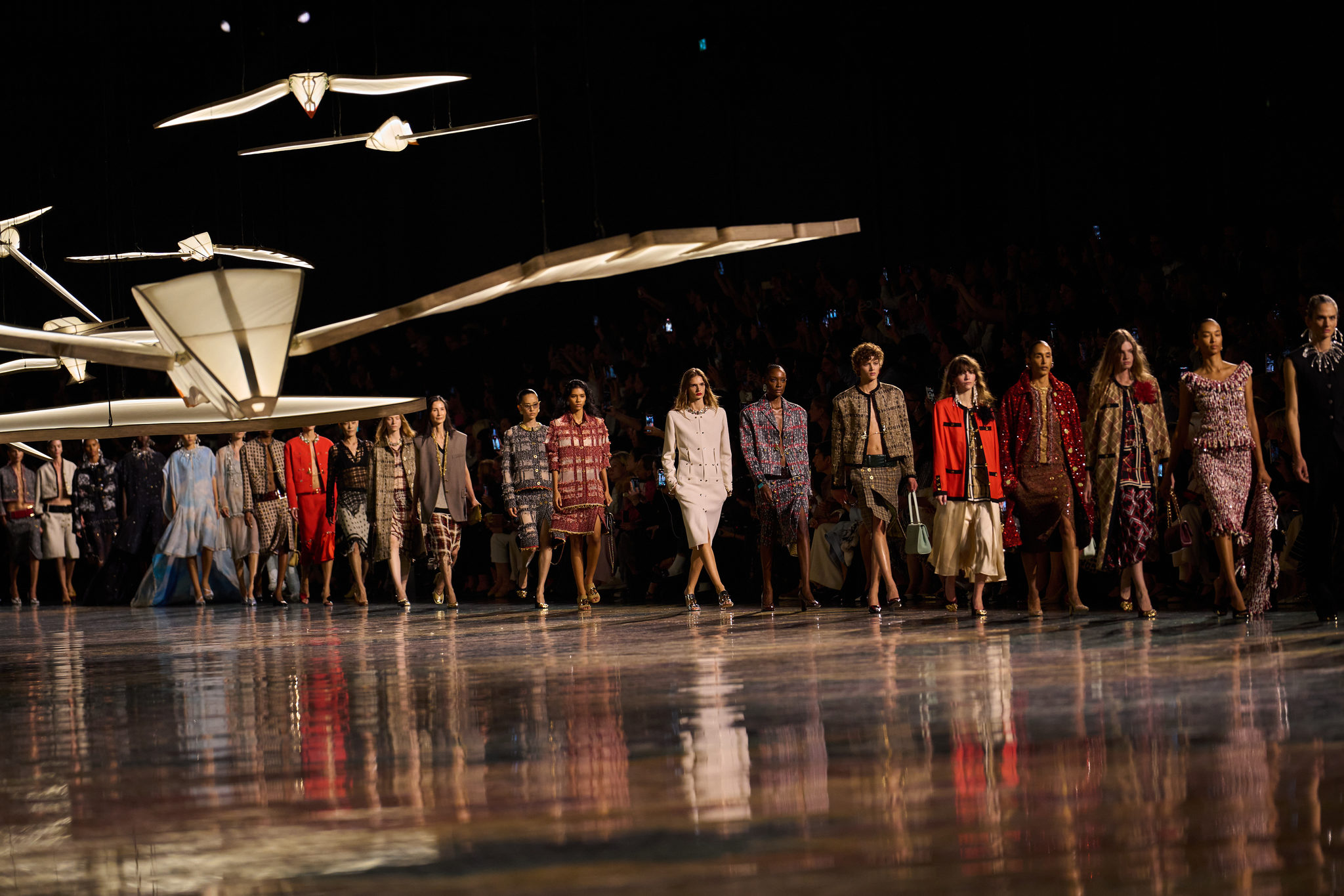 Matthieu Blazy vuelve a conquistar el Grand Palais de París con la su colección más versátil hasta la fecha, Chanel primavera-verano 2027: la irresistible levedad del tweed