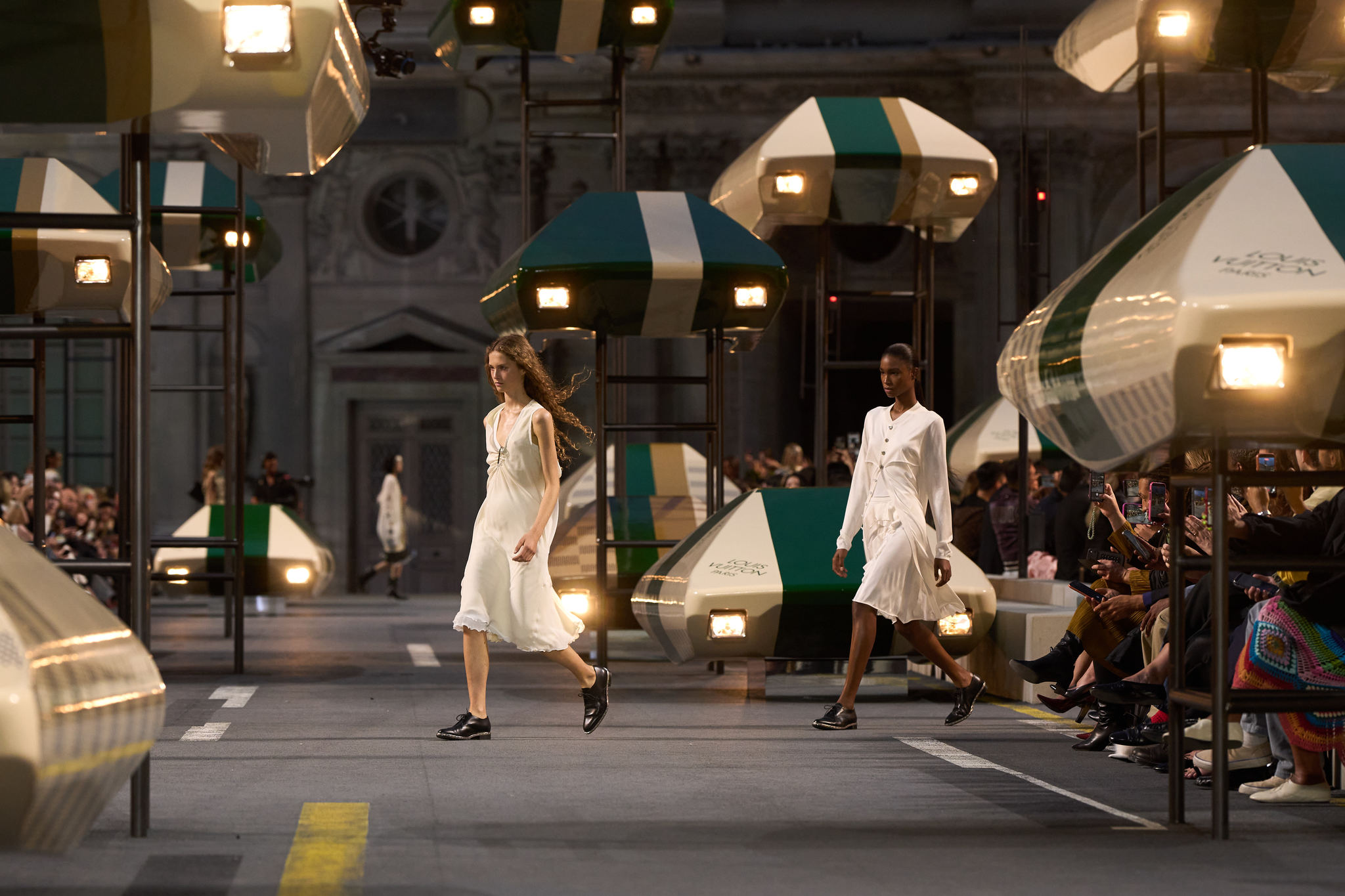 Con Ana de Armas, Zendaya o Emma Stone en el front row, Louis Vuitton presentó una colección primavera-verano 2027 que desafiaba la ley de la gravedad entre coches voladores