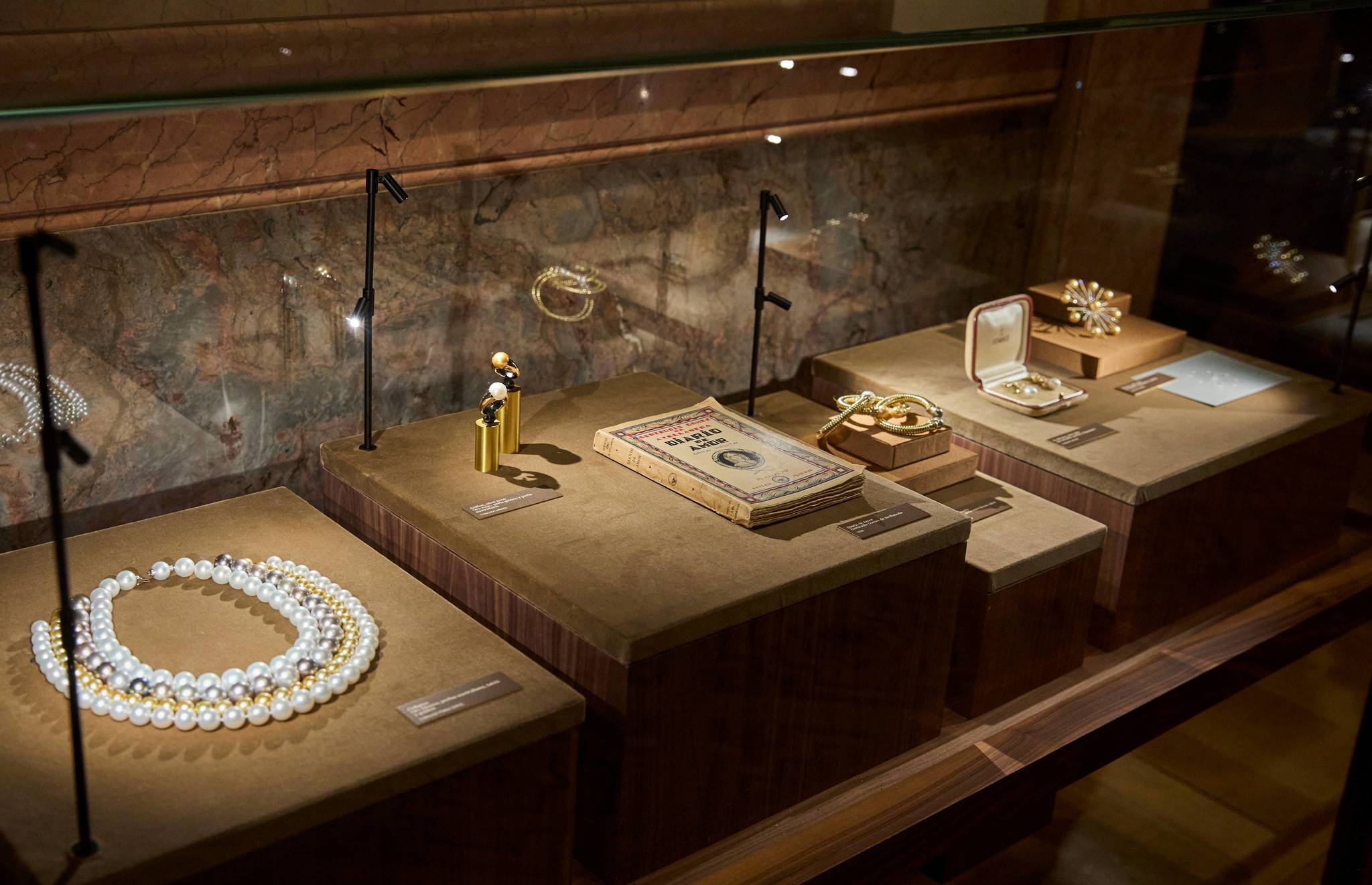 Joyas exclusivas y grandes retratos de damas, una fórmula de éxito en la exposición de Suarez  en el Museo Lázaro Galdiano de Madrid