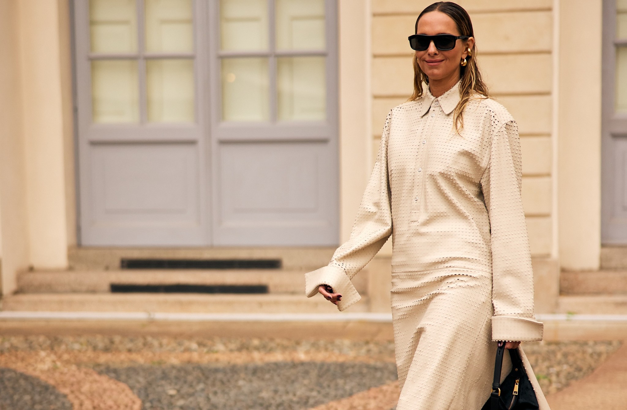 Siete vestidos de Zara, Mango y Stradivarius para sobrevivir a las jornadas interminables con estilo, que pronto llevaremos con botas, pero que de momento admiten bailarinas