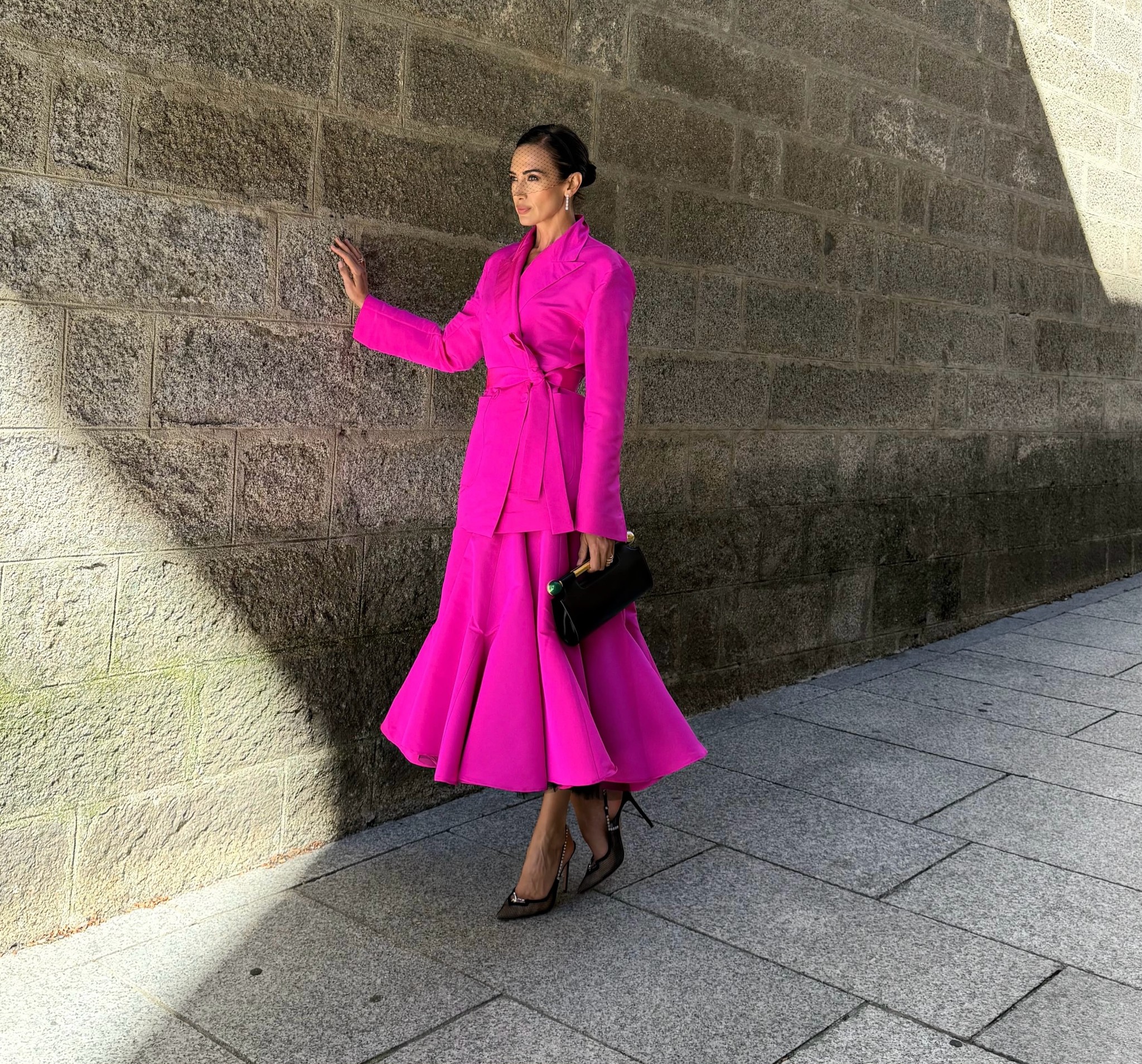 Olvida el vestido y el mono, dice Nieves Álvarez que el traje fucsia con chaqueta ajustada y falda de vuelo es la tendencia más favorecedora para las invitadas a bodas este otoño