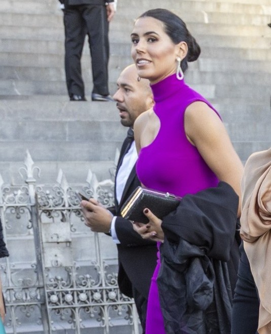 Entre todos los famosos de esta boda madrileña, nos quedamos con la invitada desconocida más original, que llevó un vestido de escote asimétrico en el color morado tendencia del otoño