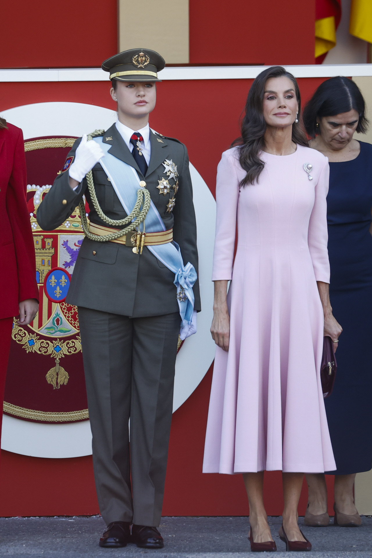 La reina Letizia, de rosa empolvado, y la Princesa de Asturias, con uniforme de gala del Ejército de Tierra, en el desfile de la Hispanidad del 12 de octubre