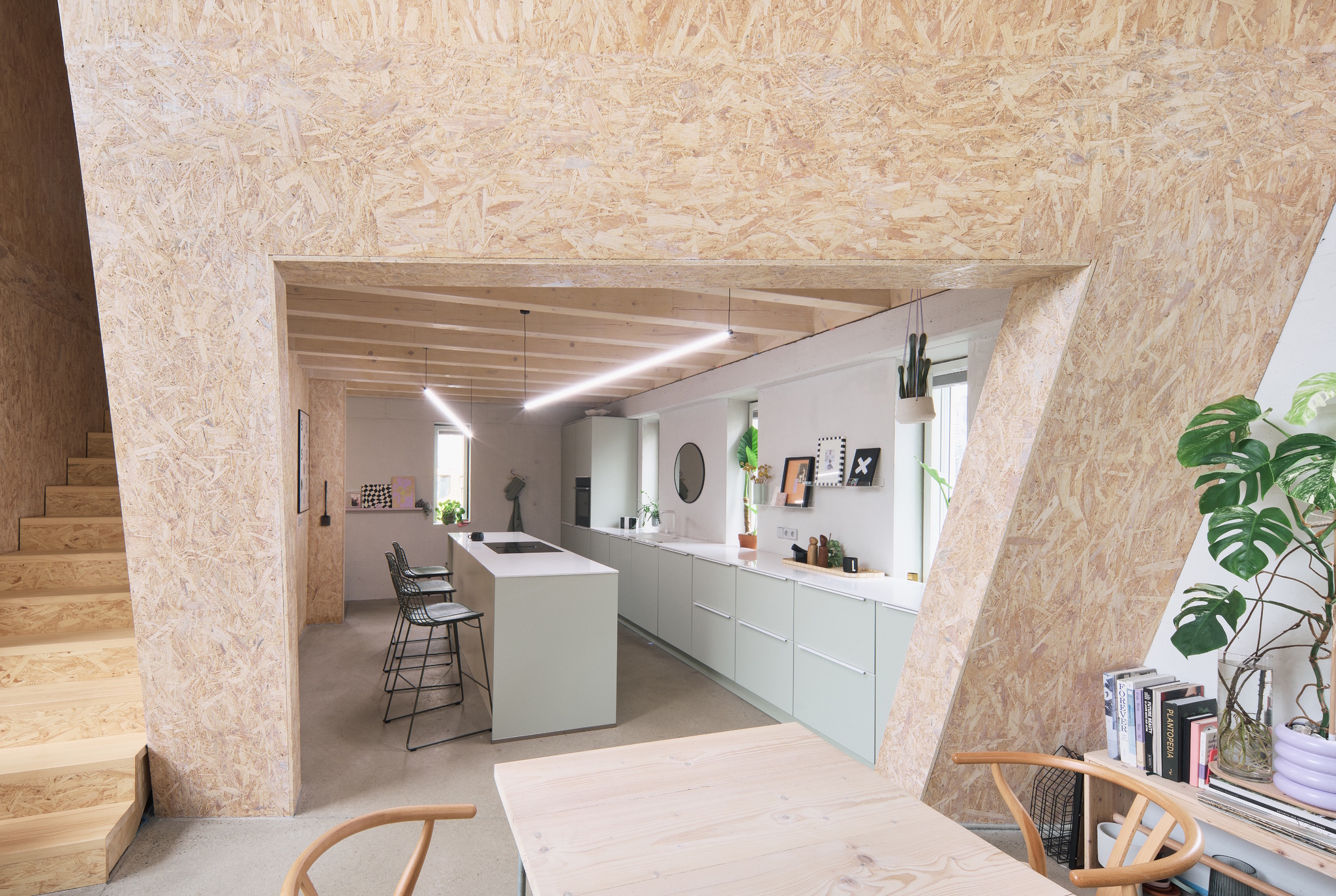 Nadie imagina  que esta típica casita blanca con tejado a dos aguas esconde otra casa en su interior