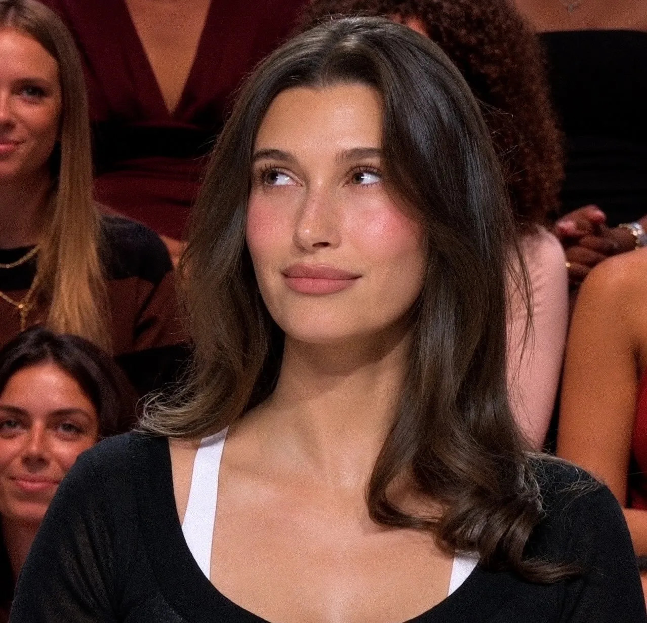Jen Barreiro, maquilladora, sobre la aparición viral de Hailey Bieber en el 'programa francés con buena luz': "La clave está en la transparencia: se ve la piel a través del producto"